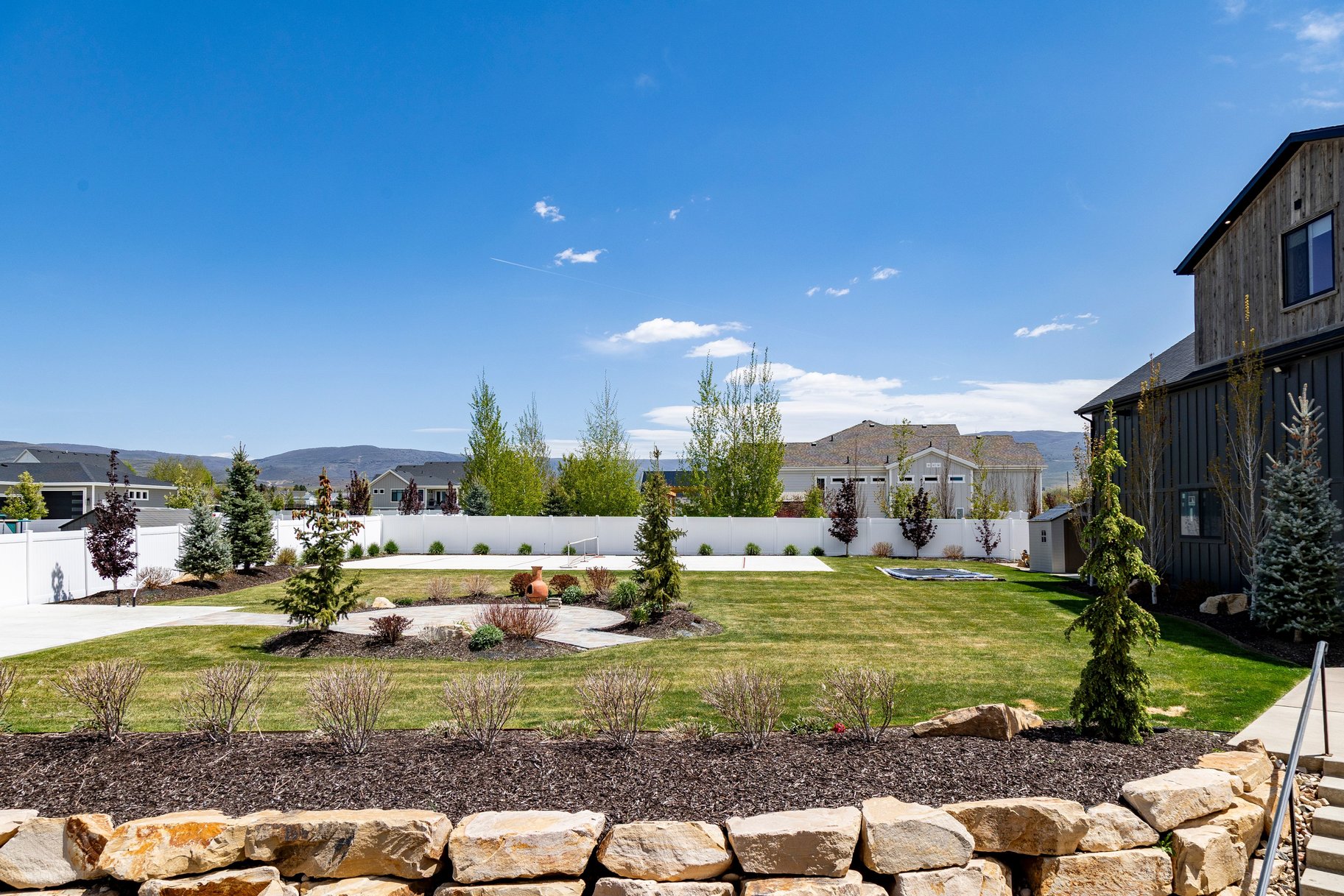  Custom Home with Detached Toy Barn - 物件實景