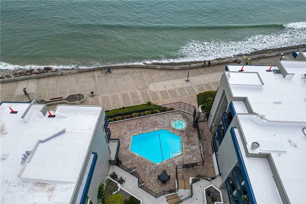 Ventura, California, 93001, United States, 2 Bedrooms Bedrooms, ,1 BathroomBathrooms,Residential,For Sale,1990388