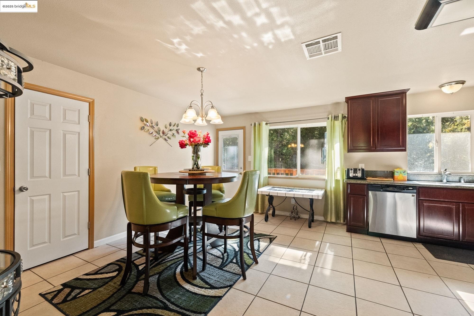 Sonora, California, 95370, United States, 5 Bedrooms Bedrooms, ,3 BathroomsBathrooms,Residential,For Sale,1979113