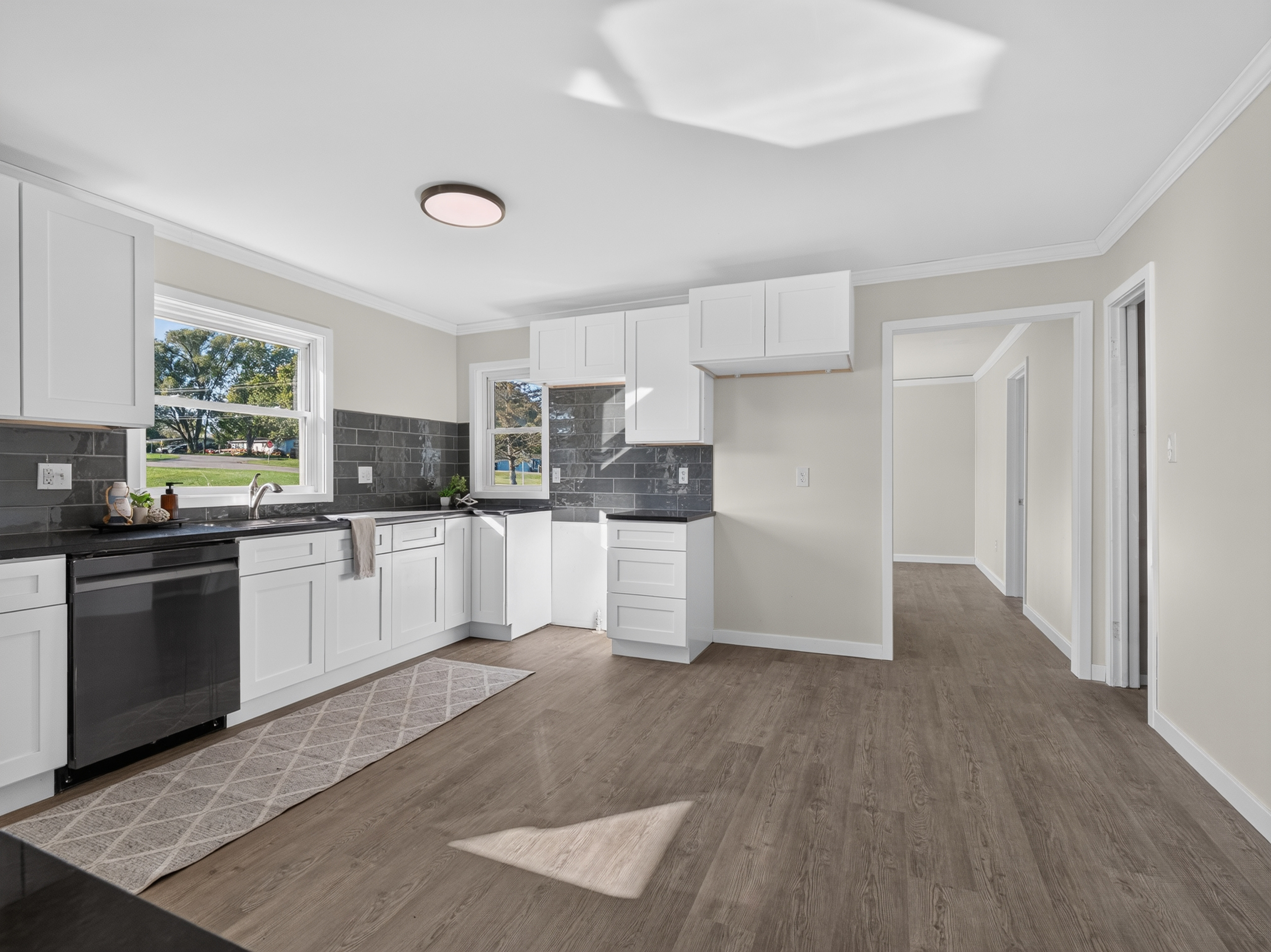  Beautifully Remodeled 4 Bedroom Home Featuring Lakefront Living - 物件實景