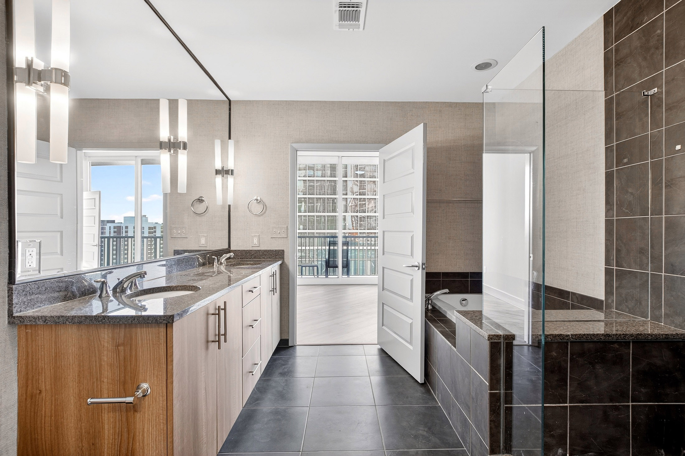  Iconic Intown Living at 1010 Midtown - 物件實景