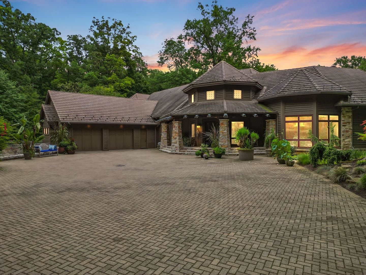Leesburg, Indiana, 46538, United States, 3 Bedrooms Bedrooms, ,4 BathroomsBathrooms,Residential,For Sale,1924615