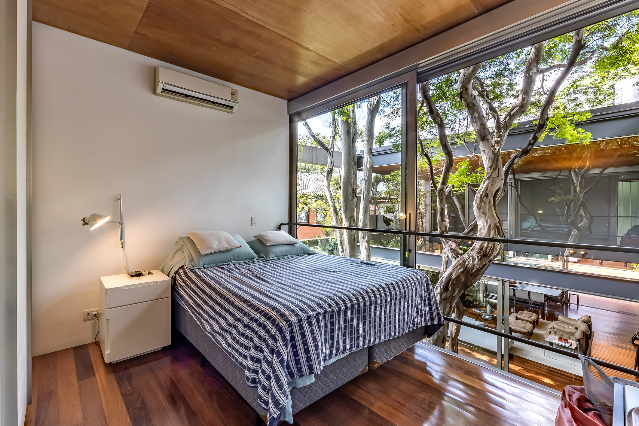  Contemporary home with open layout and outdoor living surrounded by greenery - 物件實景