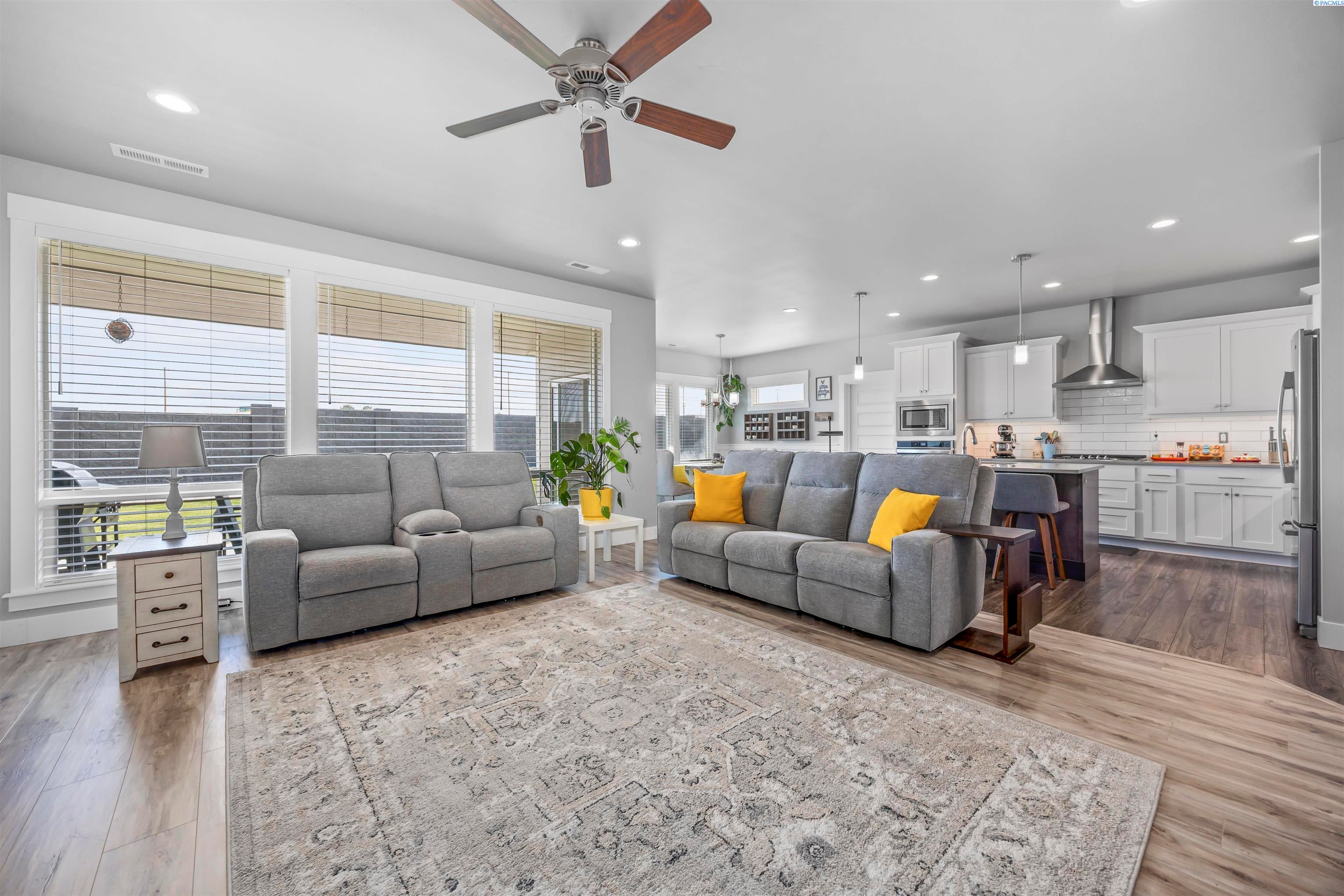 Kennewick, Washington, 99338, United States, 4 Bedrooms Bedrooms, ,3 BathroomsBathrooms,Residential,For Sale,1977201