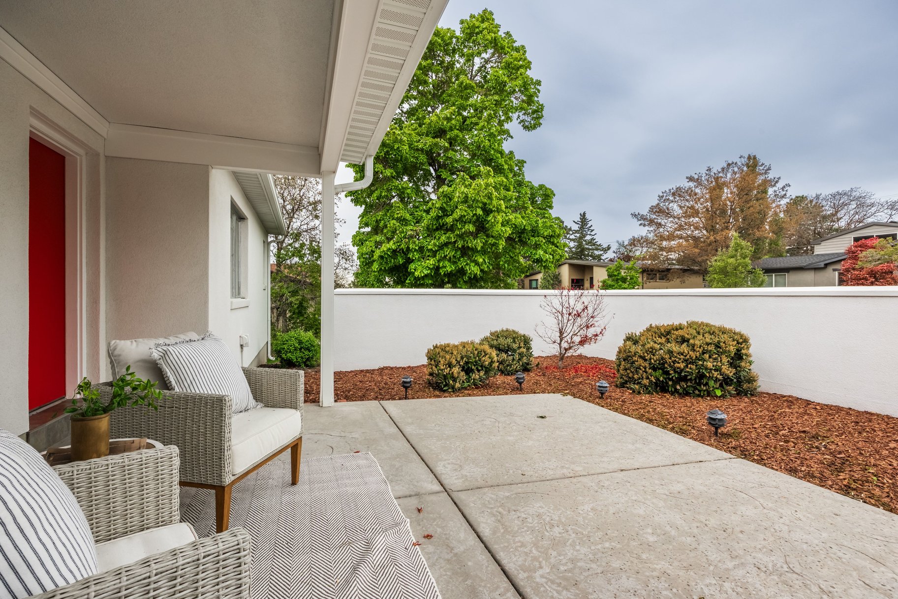  Elegant Contemporary Rambler in Sought After Neighborhood - 物件實景