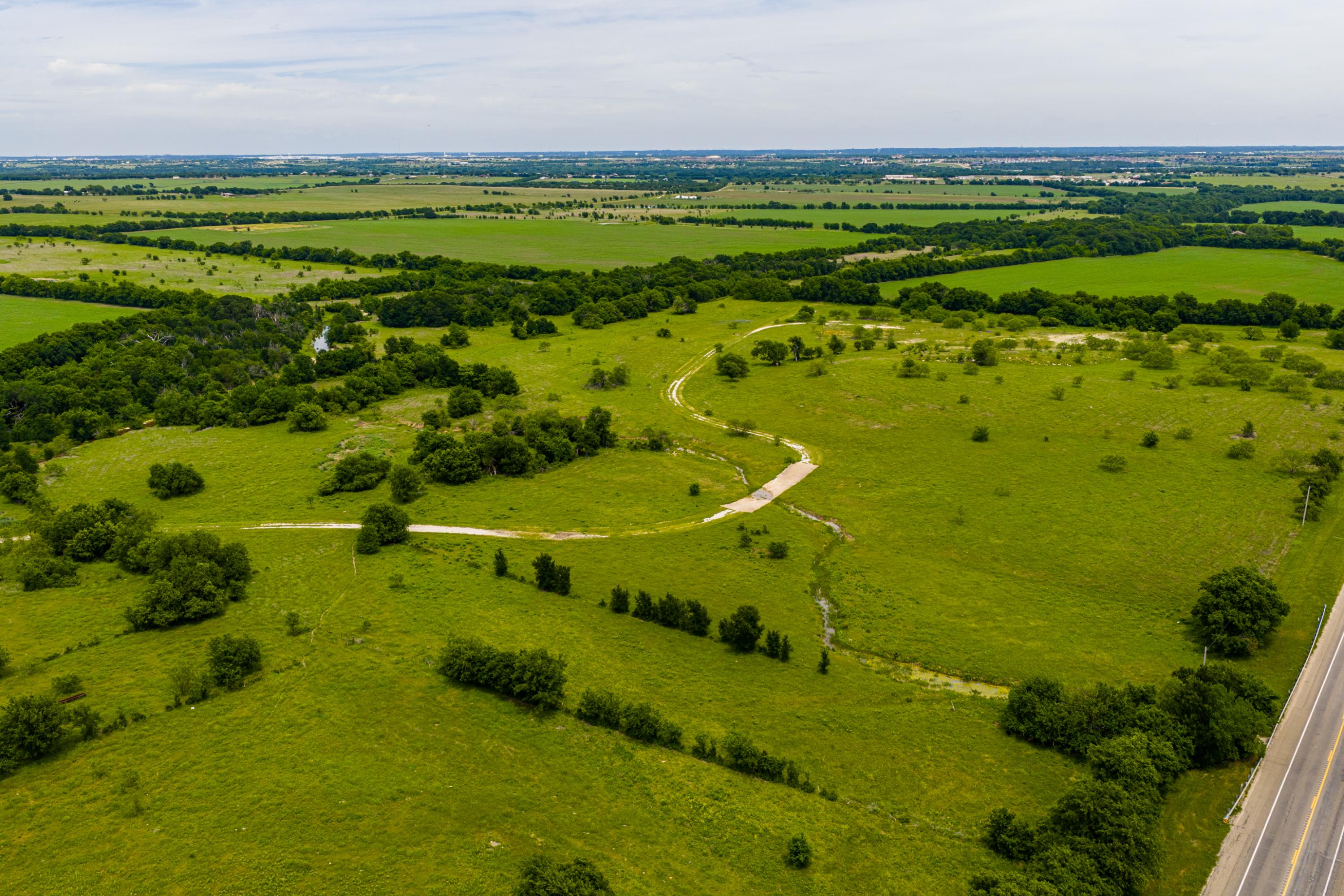 667 Acre Development Property With Two Miles Of Highway Frontage - 物件實景