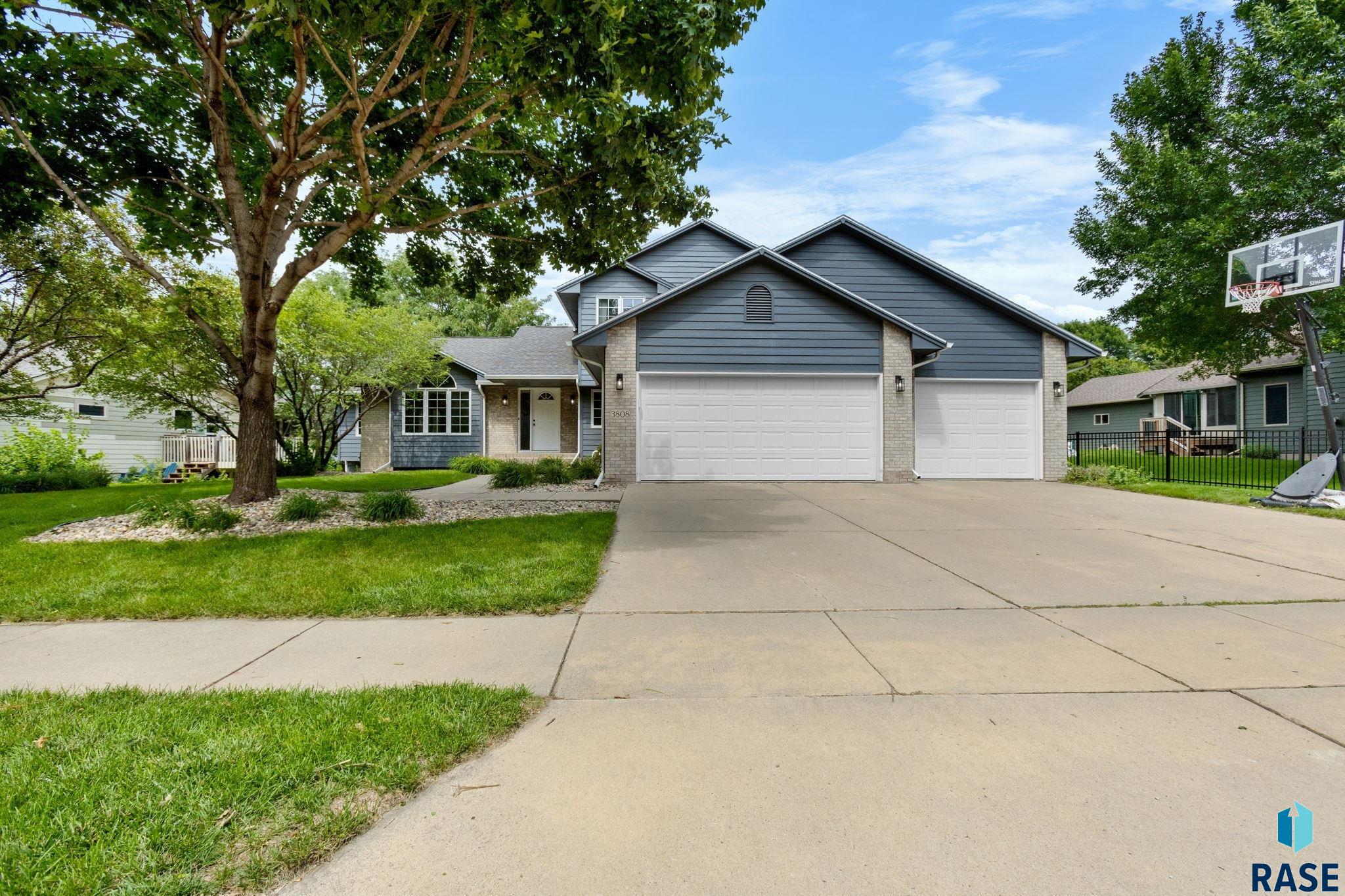 Sioux Falls, South Dakota, 57103, United States, 5 Bedrooms Bedrooms, ,2 BathroomsBathrooms,Residential,For Sale,1908912