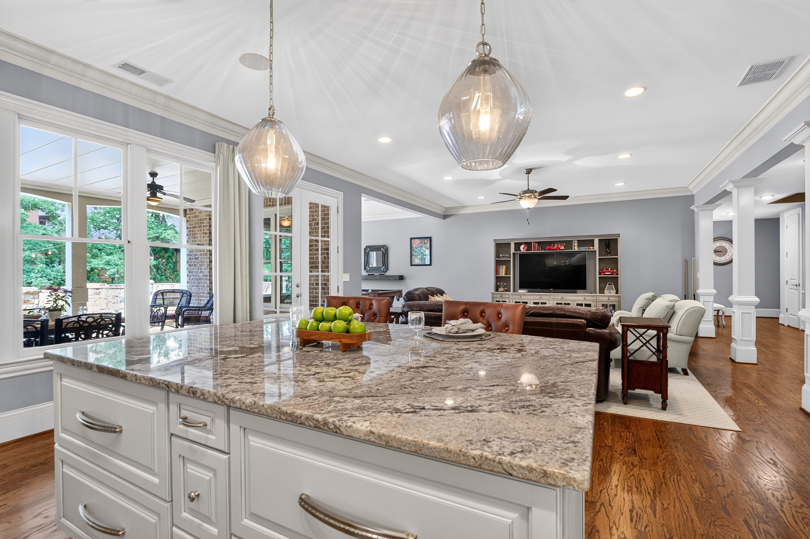  Experience Refined Estate Living in this Exceptional All-Brick and Stone Ranch - 物件實景