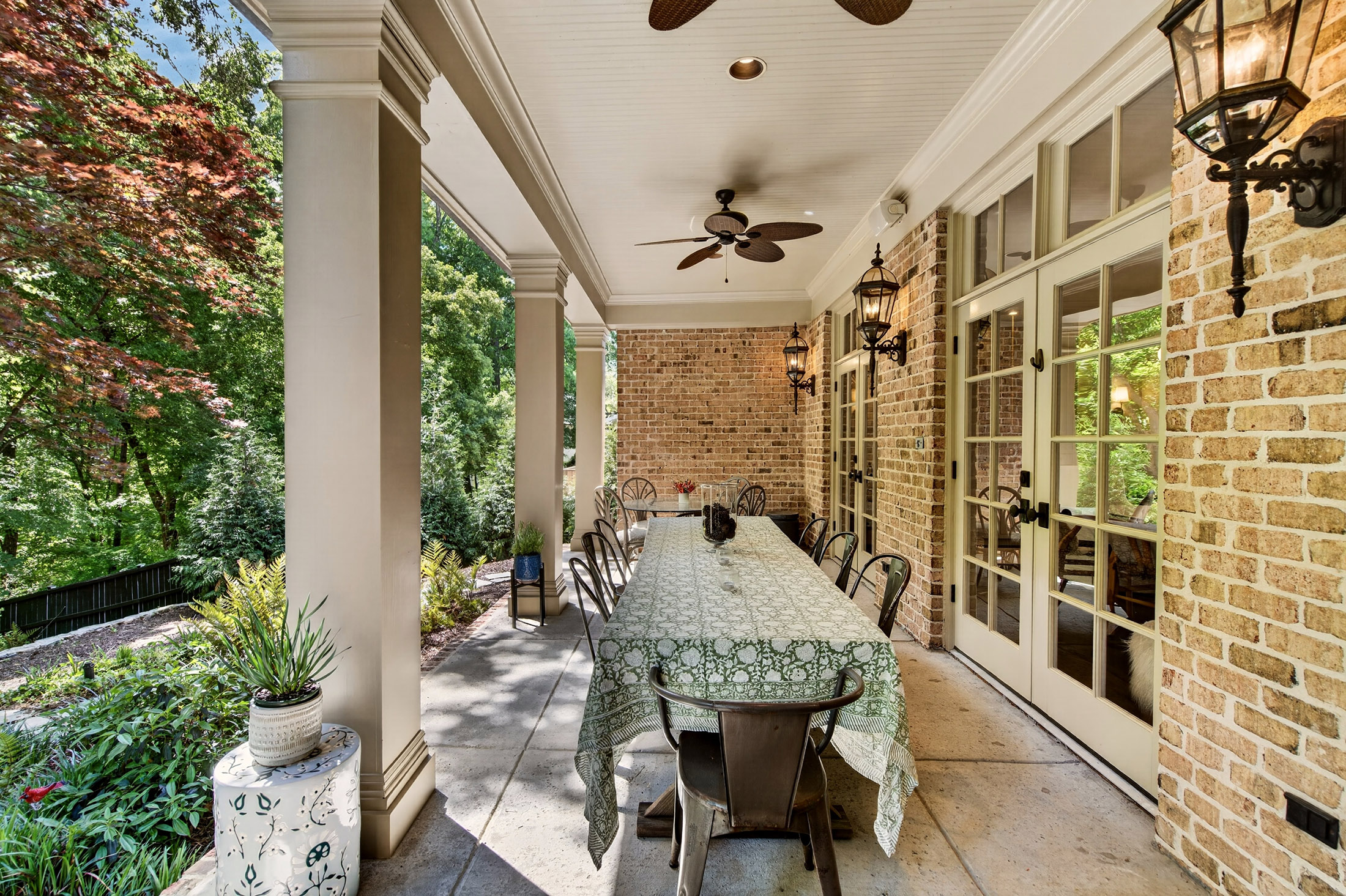  Exceptional Estate with Pool Nestled on 2+/- Private Acres Near Chastain Park - 物件實景