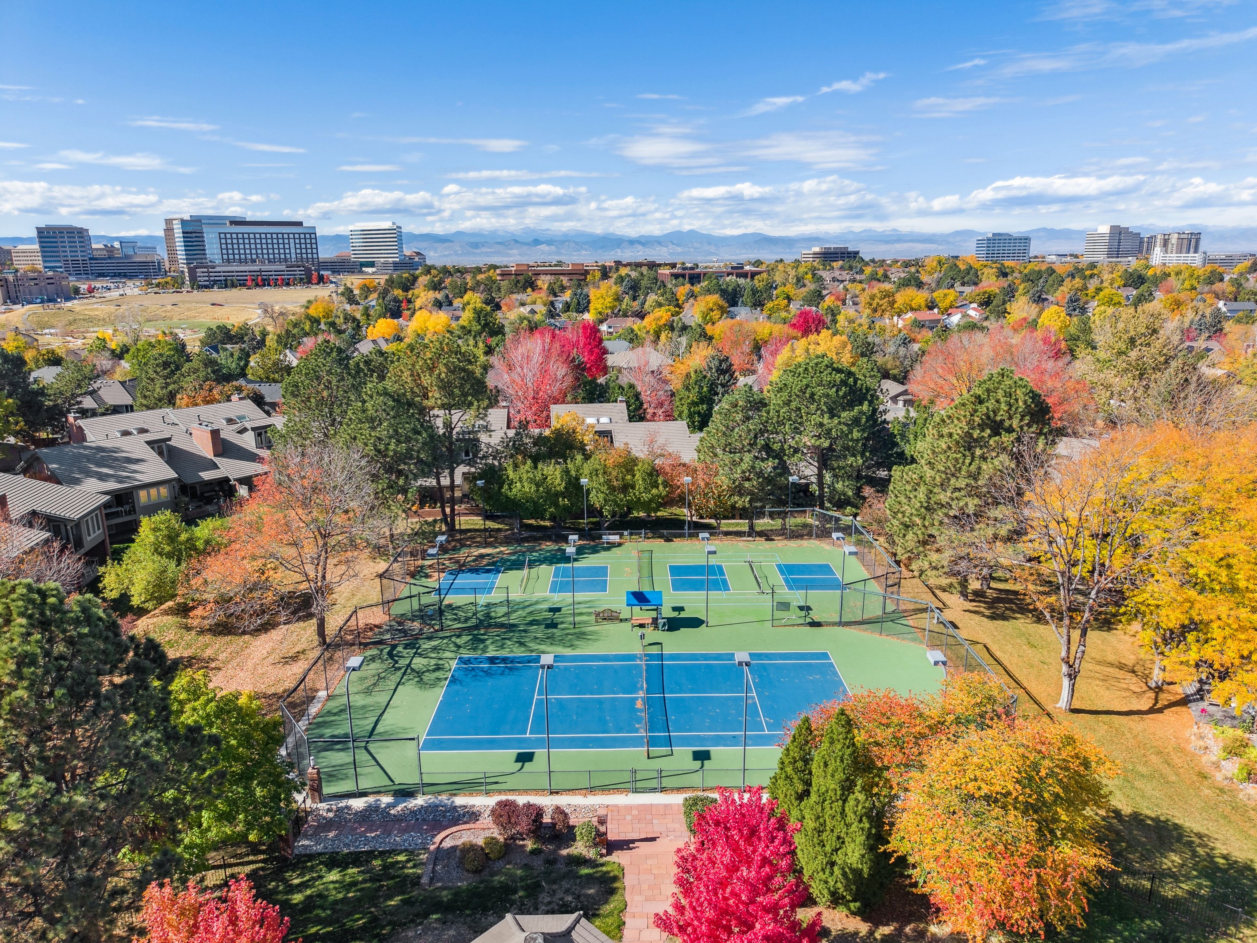  A Rare Offering: Five Bedrooms & Four Bathrooms Thoughtfully Designed Townhome - 物件實景