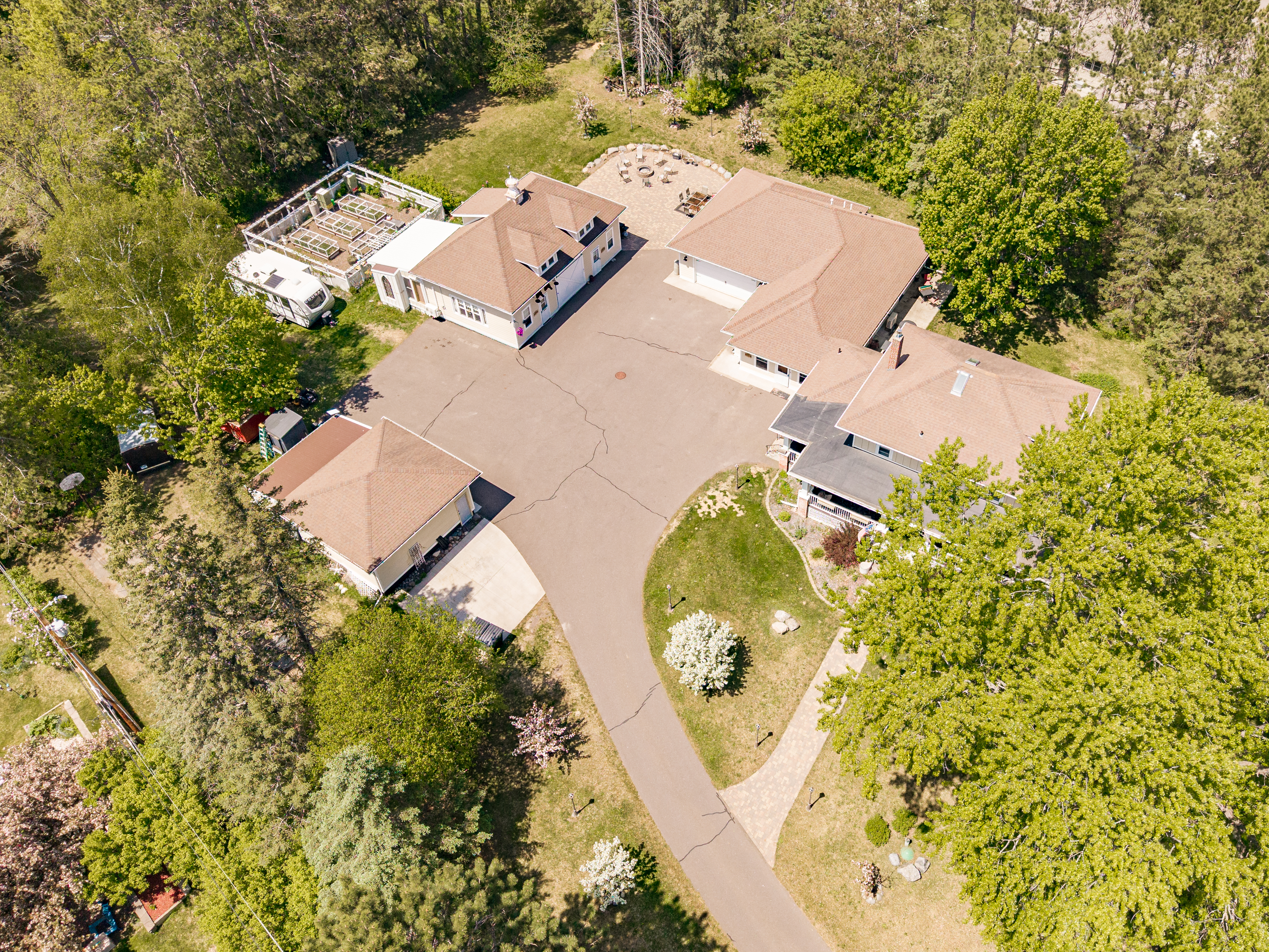  One-of-a-Kind Remodeled Estate With Vintage Charm - 物件實景