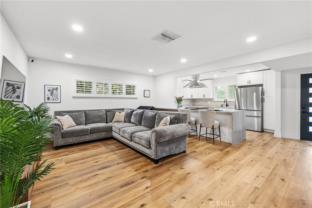 Woodland Hills, California, 91364, United States, 3 Bedrooms Bedrooms, ,2 BathroomsBathrooms,Residential,For Sale,1902441