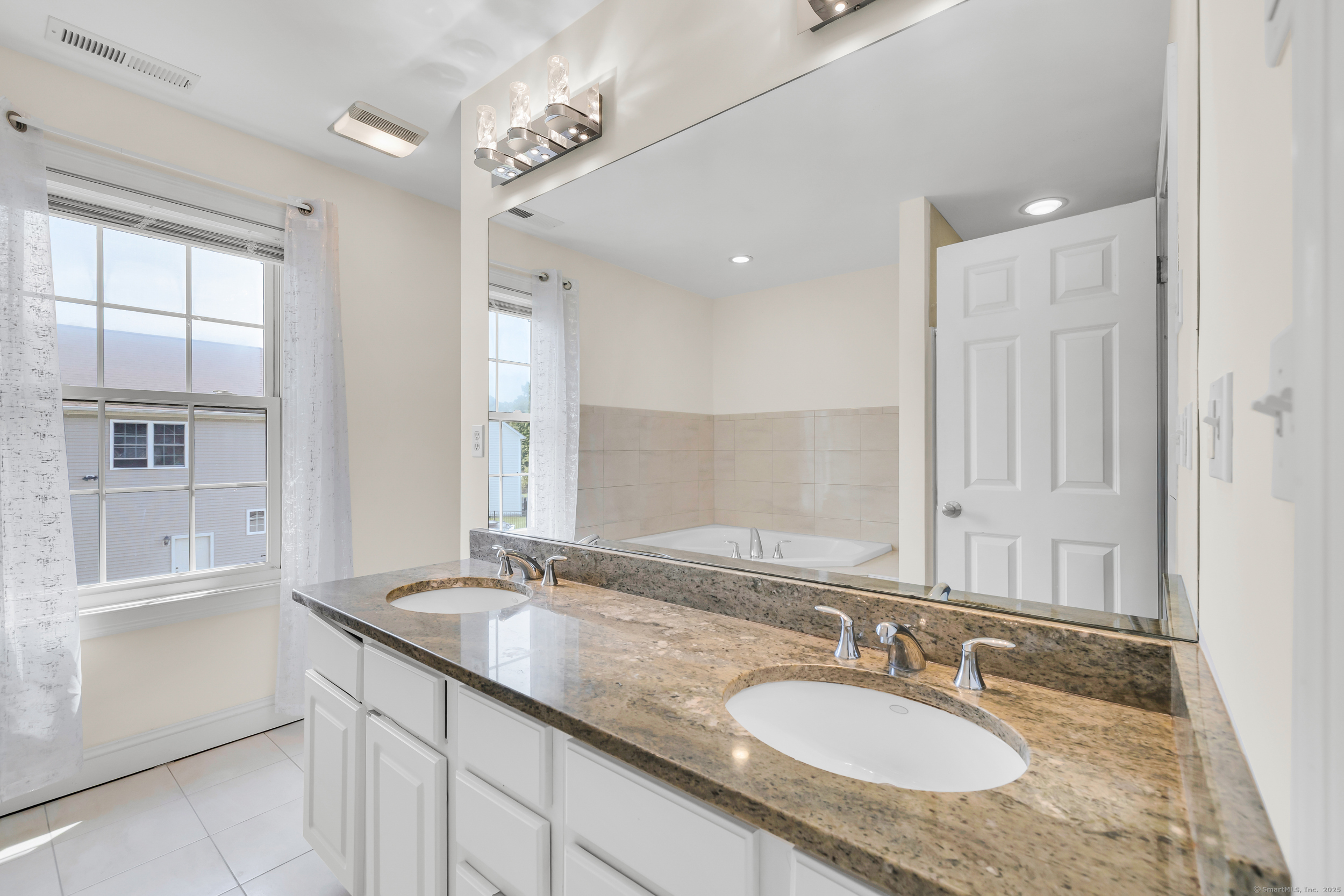 Stratford, Connecticut, 06614, United States, 5 Bedrooms Bedrooms, ,4 BathroomsBathrooms,Residential,For Sale,1896589