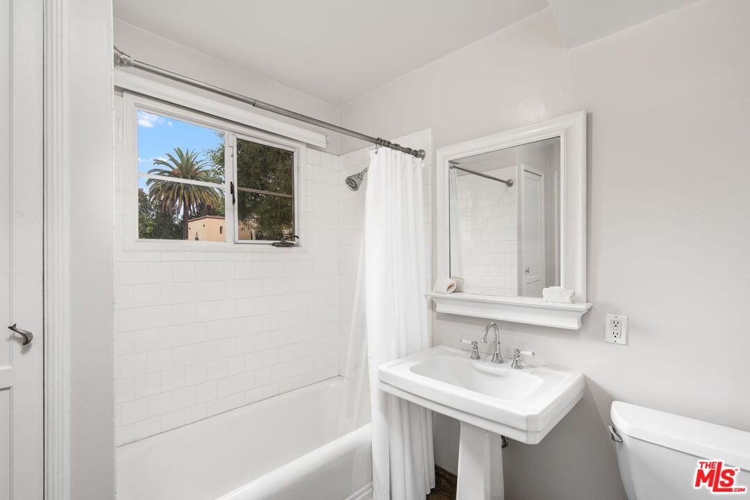 Los Angeles, California, 90027, United States, 4 Bedrooms Bedrooms, ,4 BathroomsBathrooms,Residential,For Sale,1898914
