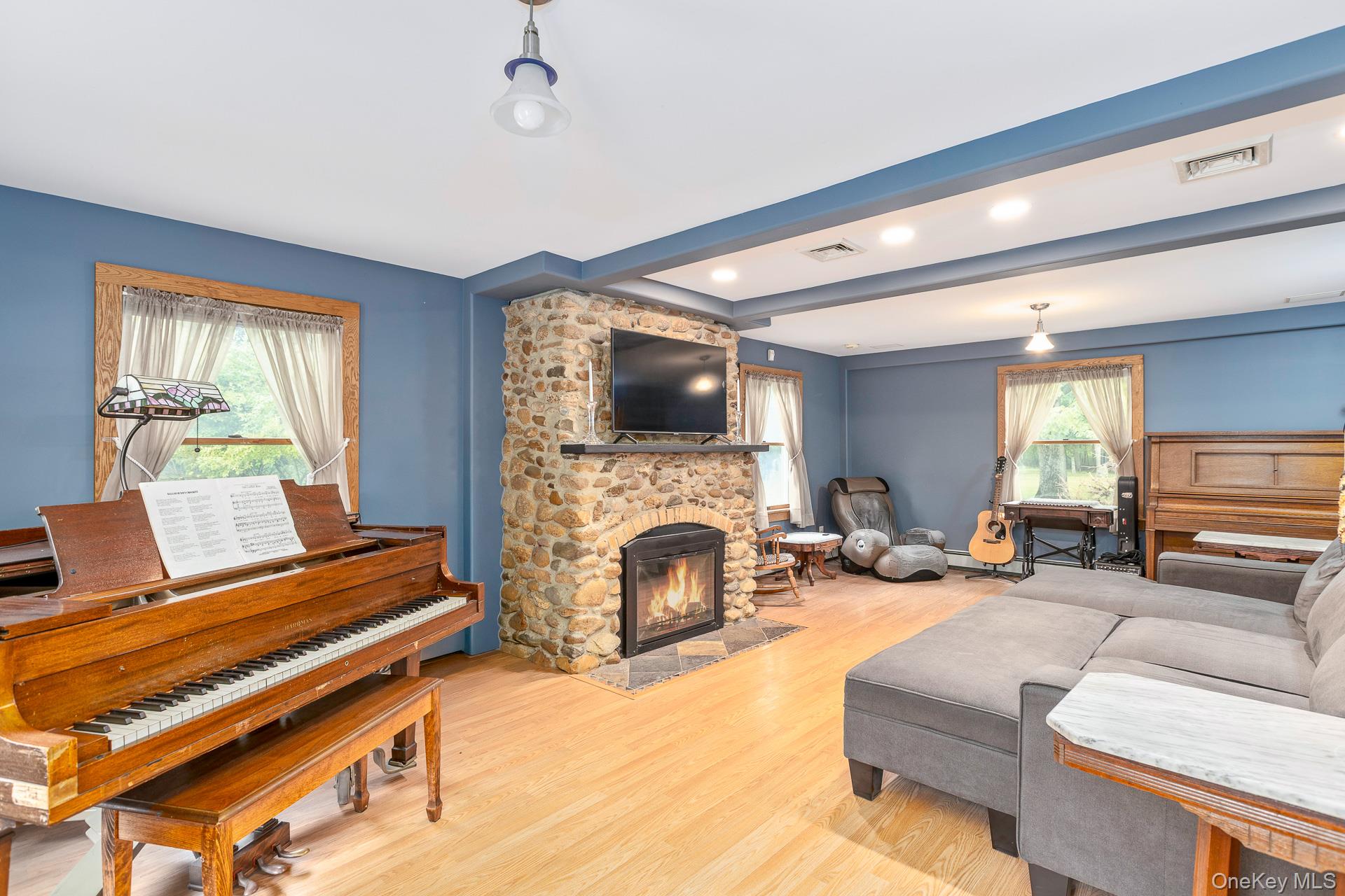 Manorville, New York, 11949, United States, 4 Bedrooms Bedrooms, ,2 BathroomsBathrooms,Residential,For Sale,1917125