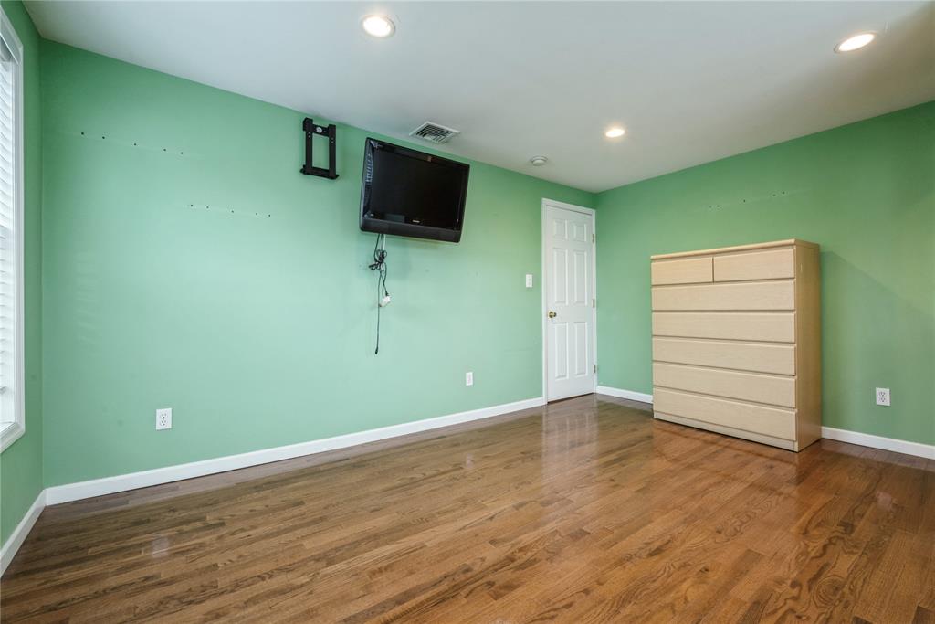 Hicksville, New York, 11801, United States, 4 Bedrooms Bedrooms, ,3 BathroomsBathrooms,Residential,For Sale,1835516