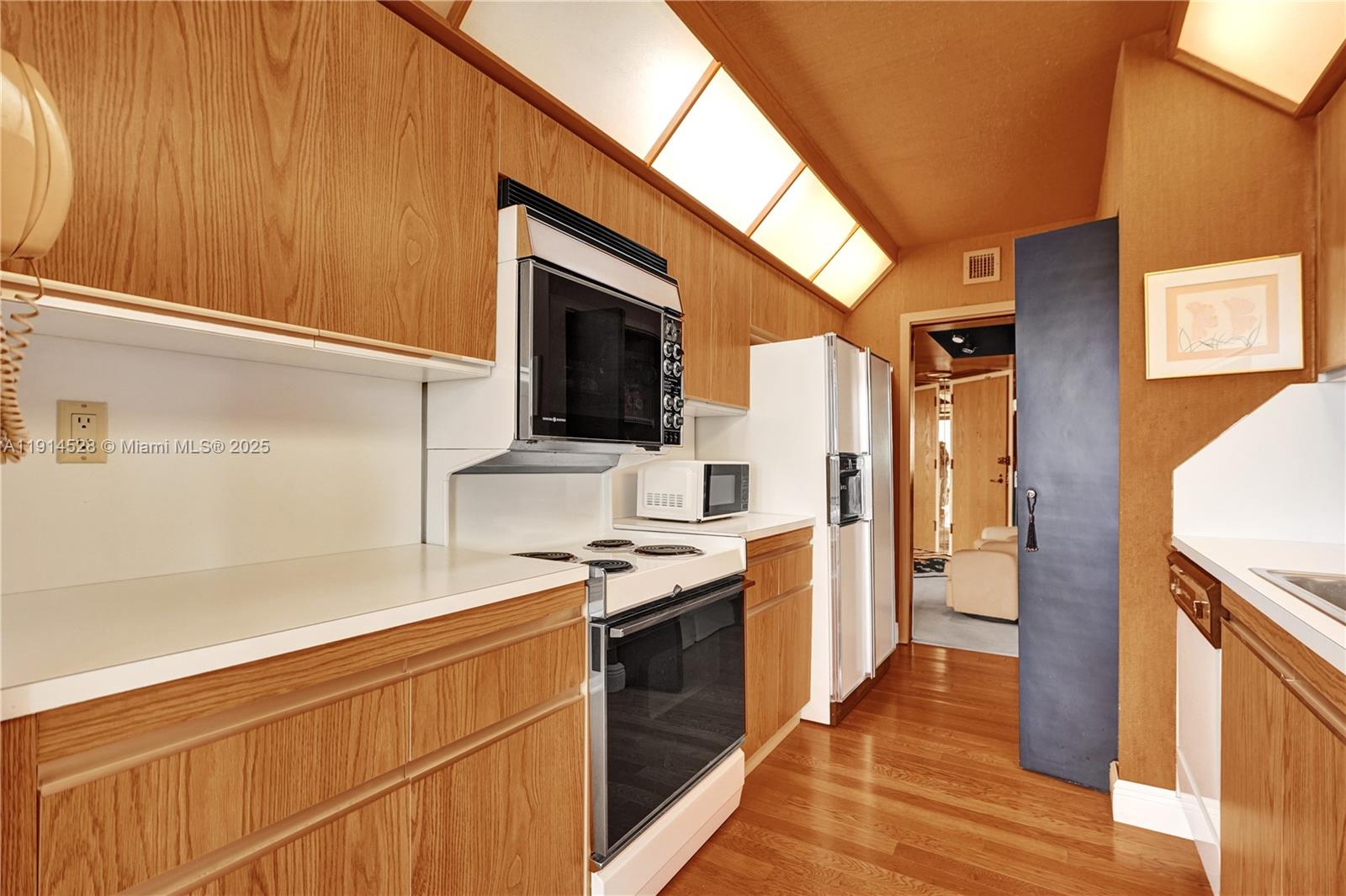 Aventura, Florida, 33180, United States, 2 Bedrooms Bedrooms, ,2 BathroomsBathrooms,Residential,For Sale,1994383