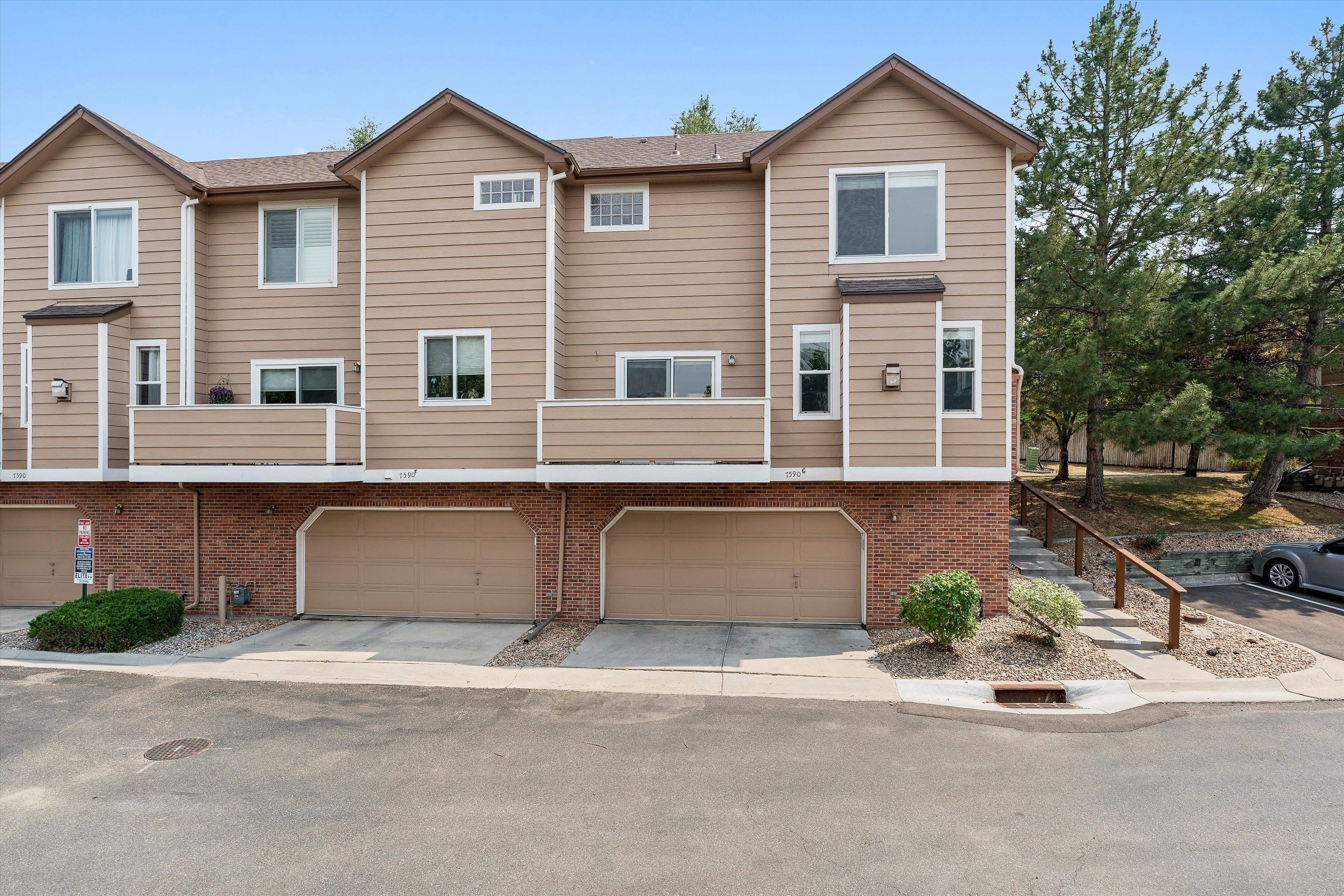  Beautifully maintained three-level townhome - 物件實景