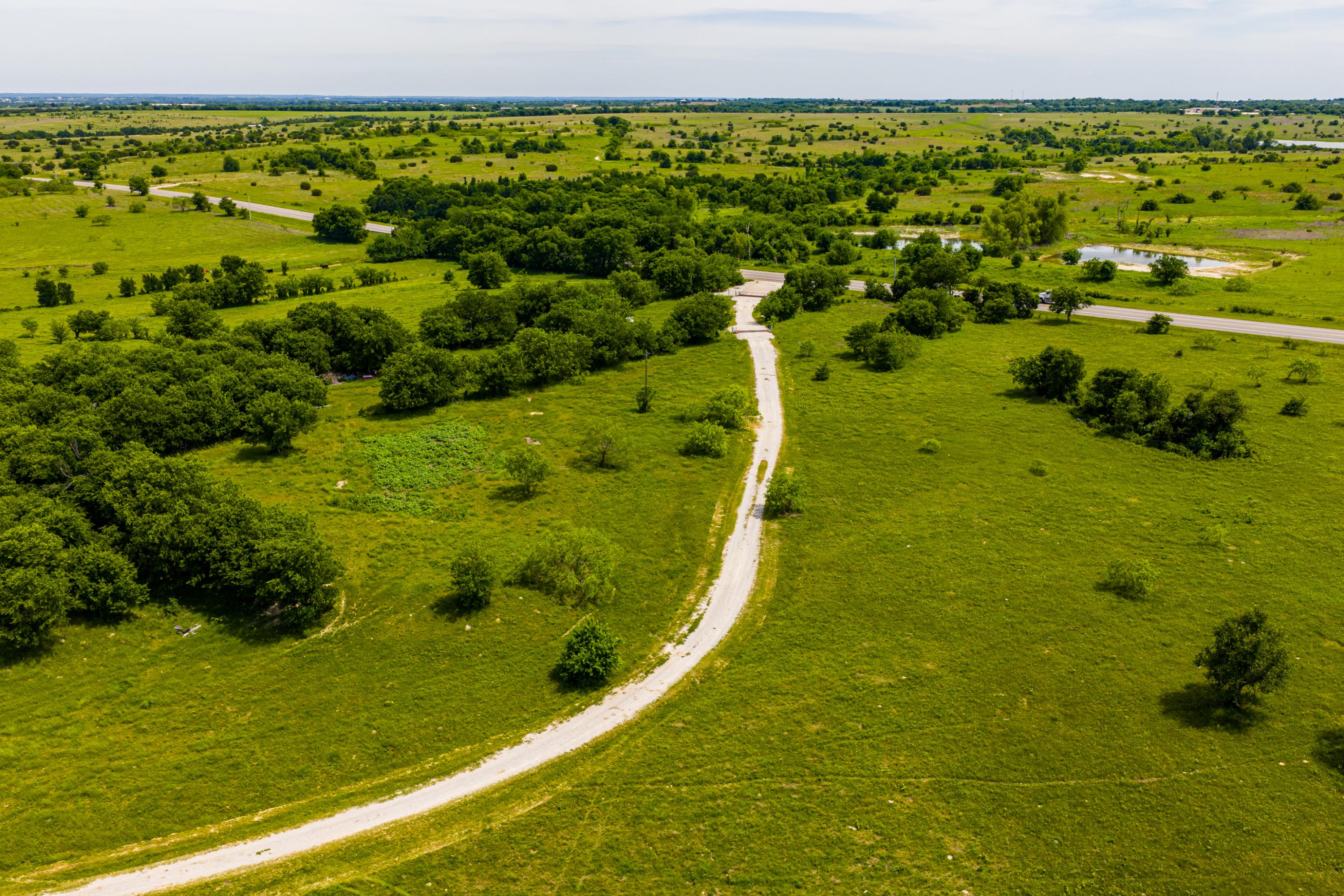  667 Acre Development Property With Two Miles Of Highway Frontage - 物件實景
