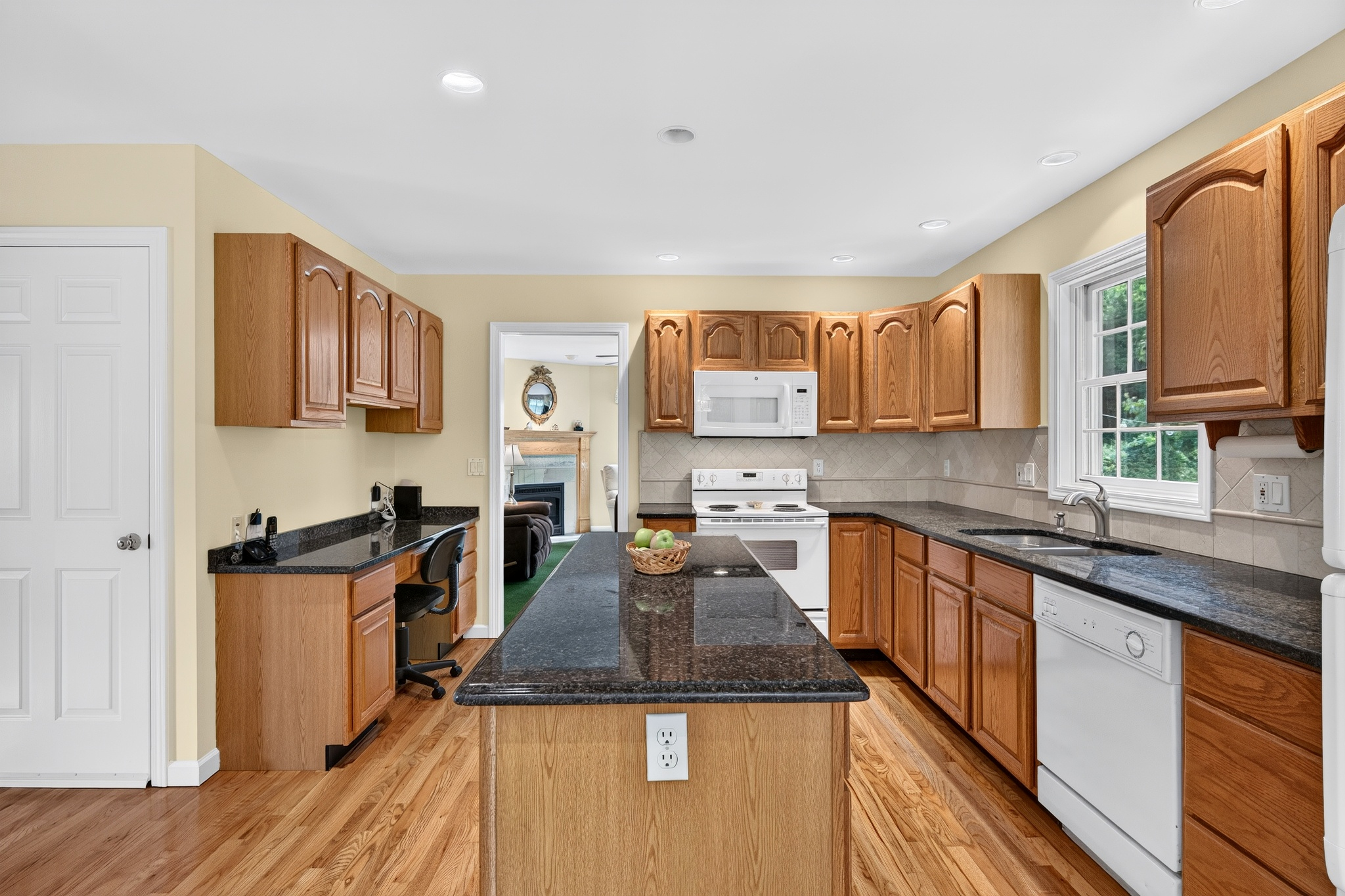  Classic Custom Colonial on Over 2 Private Acres - 物件實景