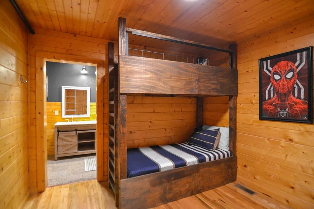 Sevierville, Tennessee, 37862, United States, 3 Bedrooms Bedrooms, ,7 BathroomsBathrooms,Residential,For Sale,1914651