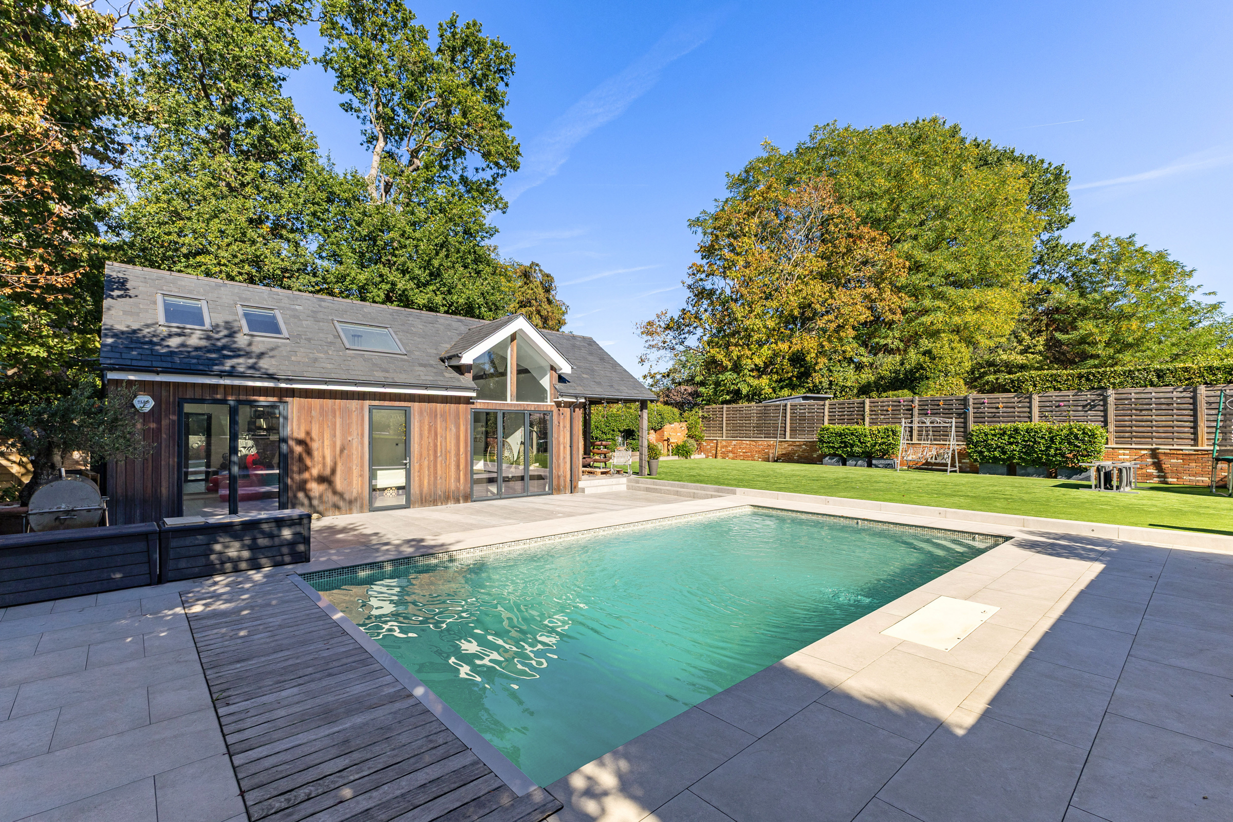  A seven-bedroom Cobham home with a swimming pool and landscaped gardens - 物件實景