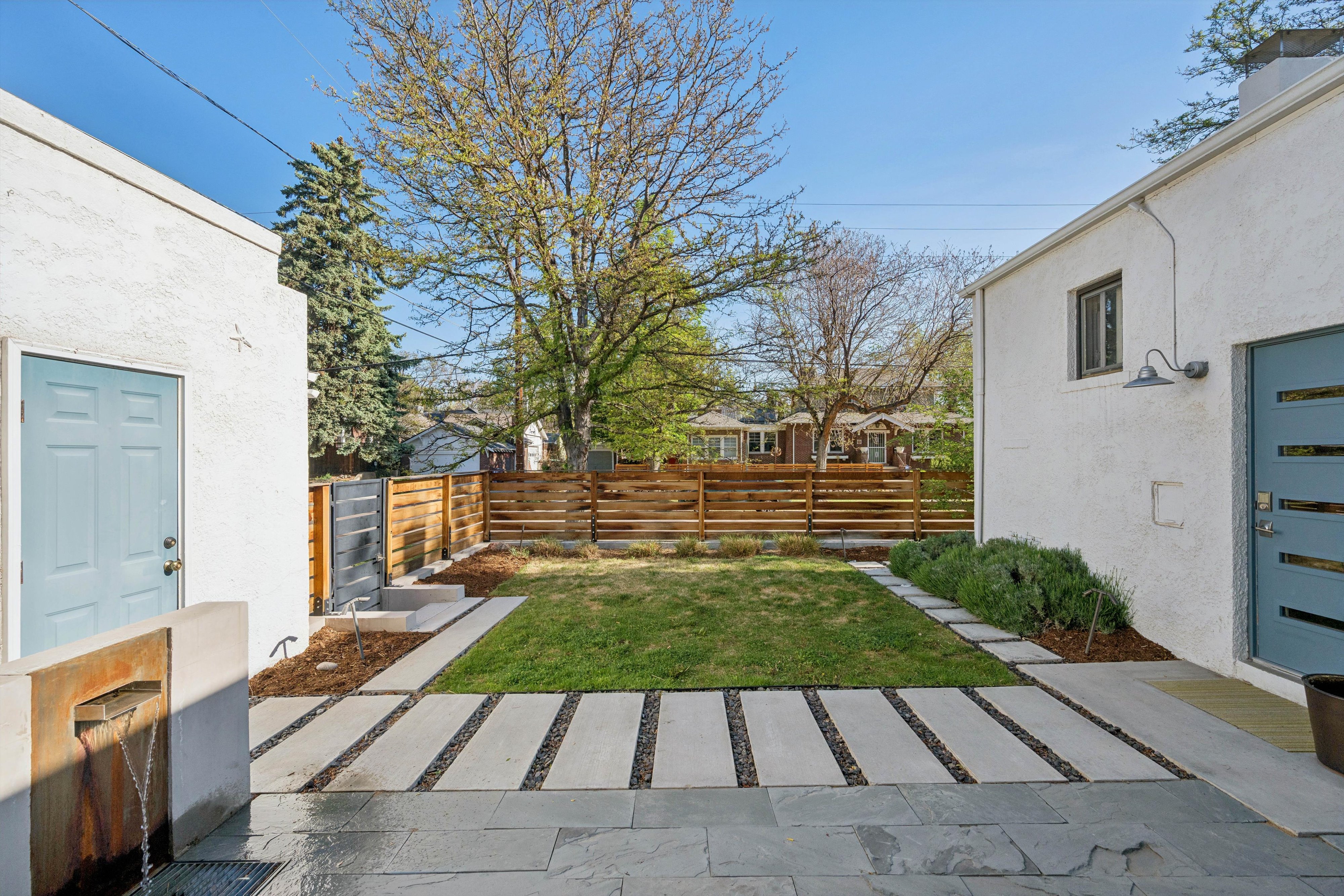  3040 E 9th Avenue is the kind of address that rarely becomes available. - 物件實景