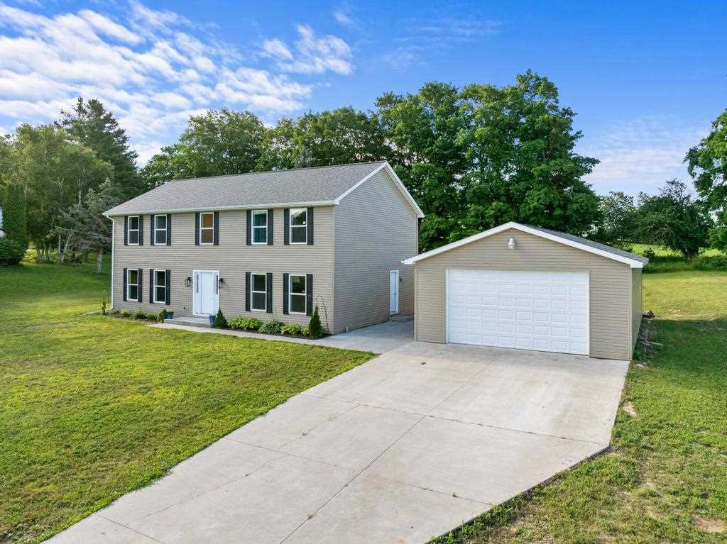 Charlevoix, Michigan, 49720, United States, 5 Bedrooms Bedrooms, ,3 BathroomsBathrooms,Residential,For Sale,1916924