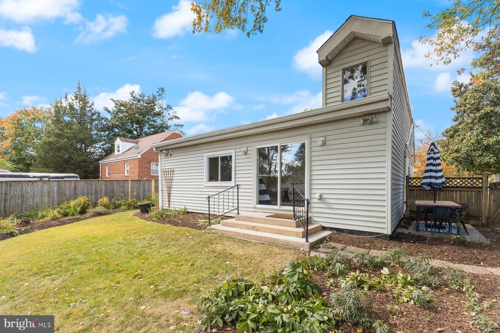 Takoma Park, Maryland, 20912, United States, 2 Bedrooms Bedrooms, ,2 BathroomsBathrooms,Residential,For Sale,1974718