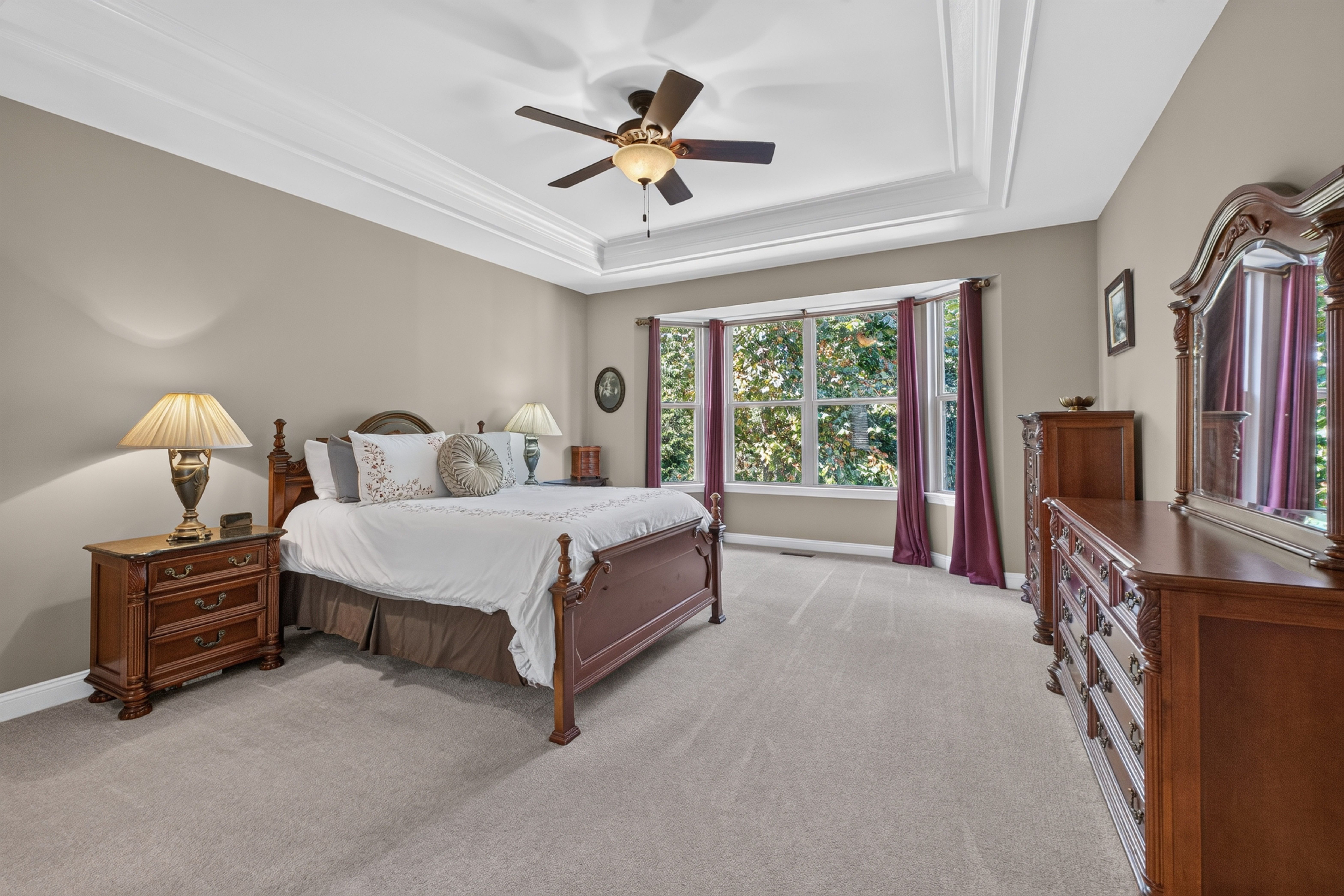  Located on 1.24 acre corner lot backing to mature trees. - 物件實景
