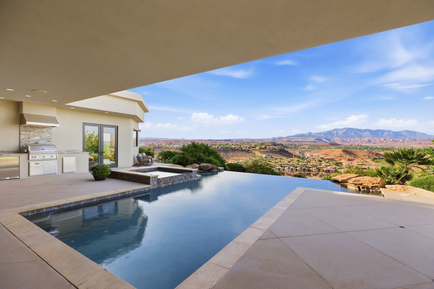  On The edge Of Stone Cliff With Sweeping Stunning City And Mountain Views - 物件實景