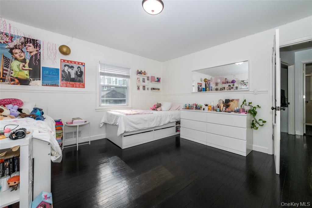 New Rochelle, New York, 10801, United States, 2 Bedrooms Bedrooms, ,1 BathroomBathrooms,Residential,For Sale,1989892