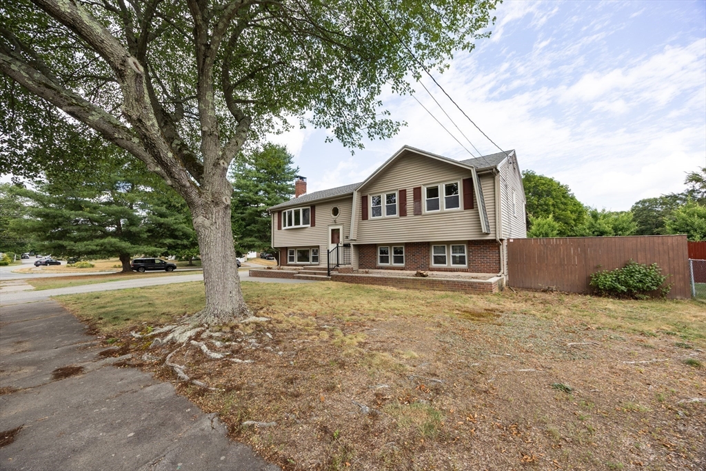 Stoughton, Massachusetts, 02072, United States, 4 Bedrooms Bedrooms, ,2 BathroomsBathrooms,Residential,For Sale,1976018