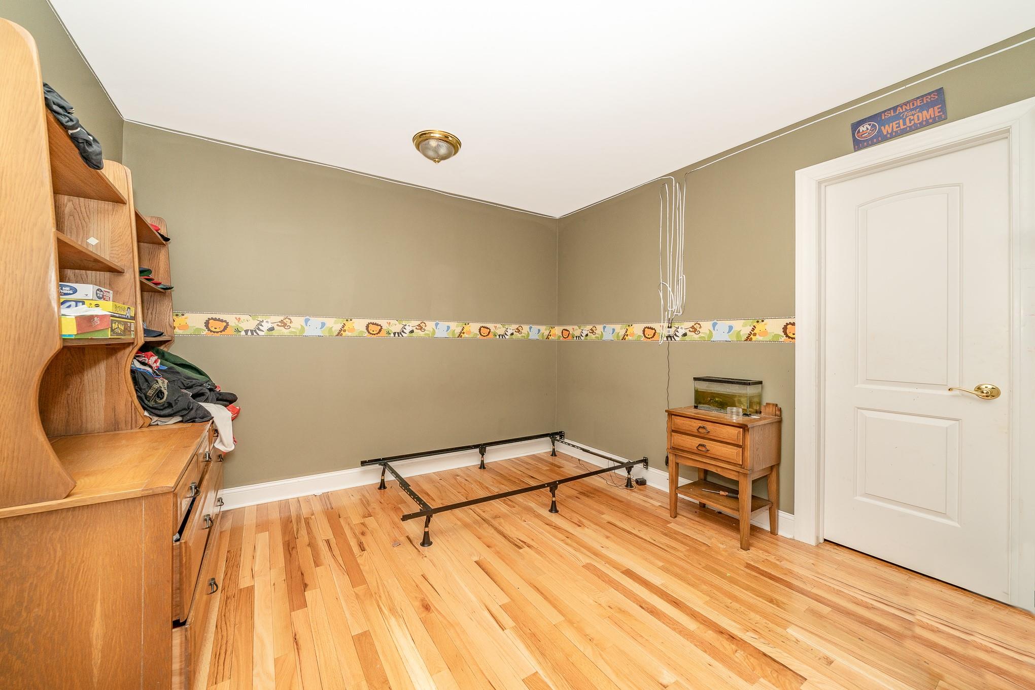 Seaford, New York, 11783, United States, 5 Bedrooms Bedrooms, ,3 BathroomsBathrooms,Residential,For Sale,1943505