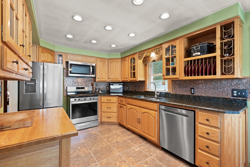 Mansfield, Massachusetts, 02048, United States, 3 Bedrooms Bedrooms, ,1 BathroomBathrooms,Residential,For Sale,1926255