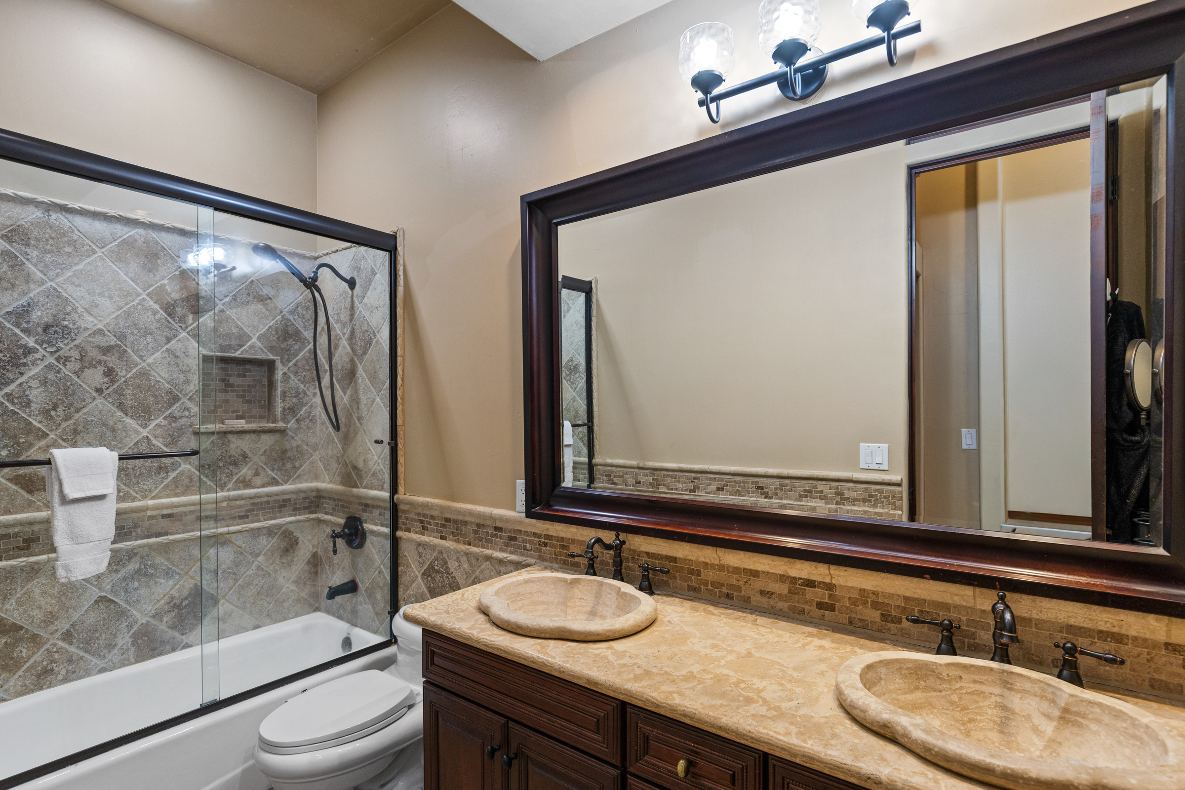 Tempe, Arizona, 85284, United States, 5 Bedrooms Bedrooms, ,3 BathroomsBathrooms,Residential,For Sale,1989924