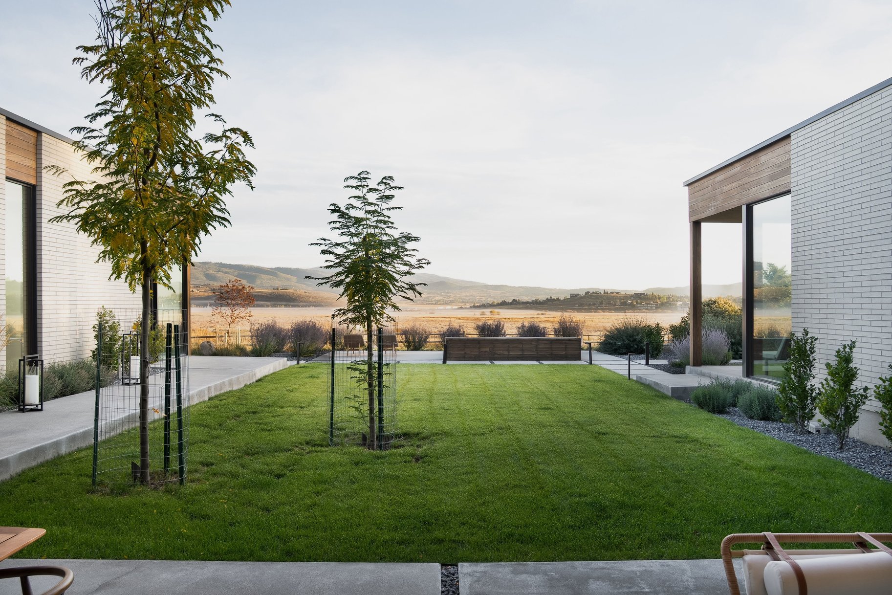  Single-Level Modern at Old Ranch Road Surrounded by Meadow and Mountain Views - 物件實景