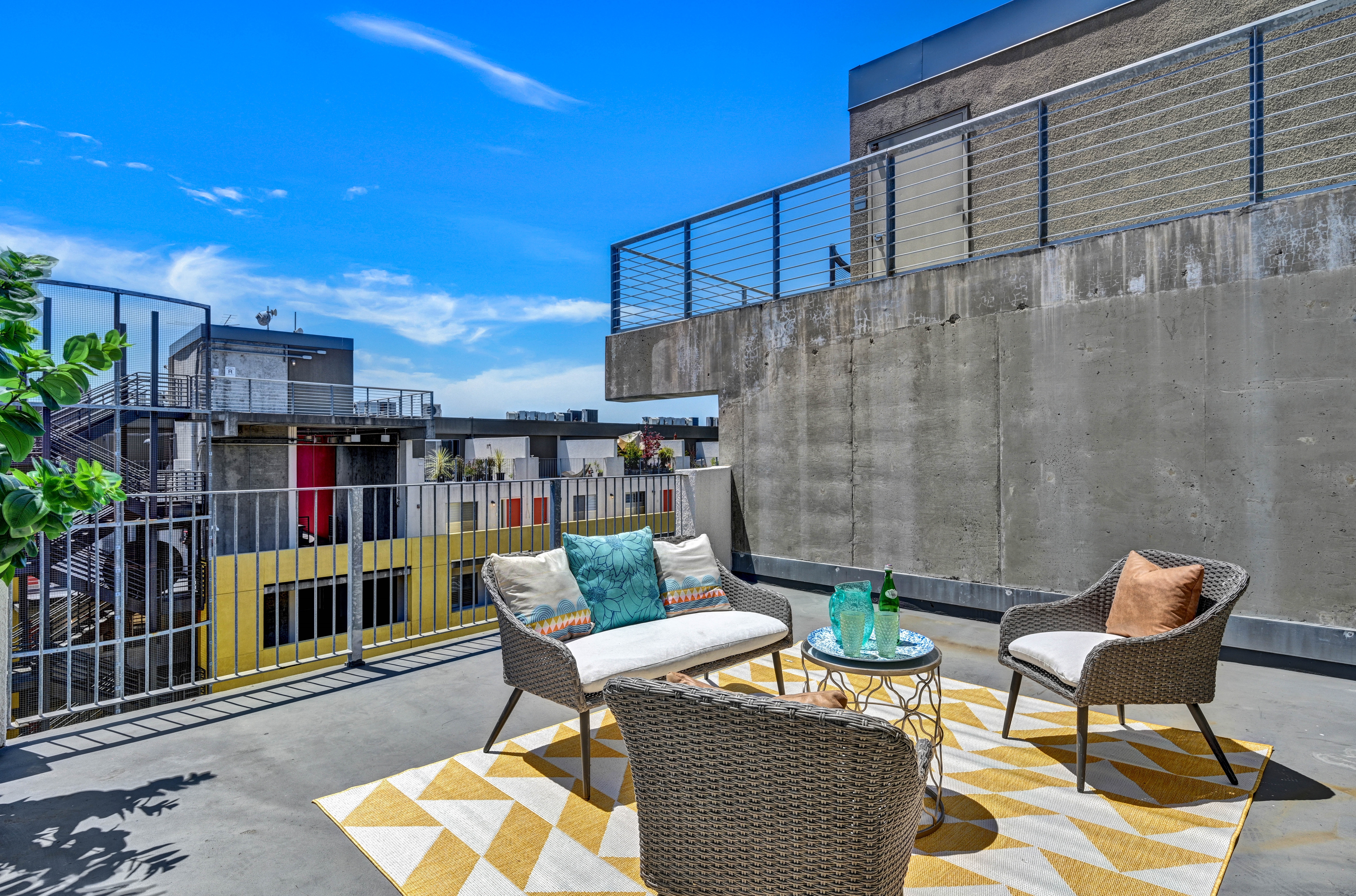  Sophisticated Penthouse Loft with Private Patio in Vibrant Jack London Square - 物件實景