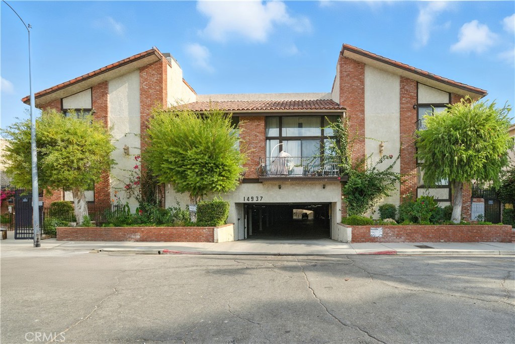 Van Nuys, California, 91405, United States, 3 Bedrooms Bedrooms, ,2 BathroomsBathrooms,Residential,For Sale,1927818