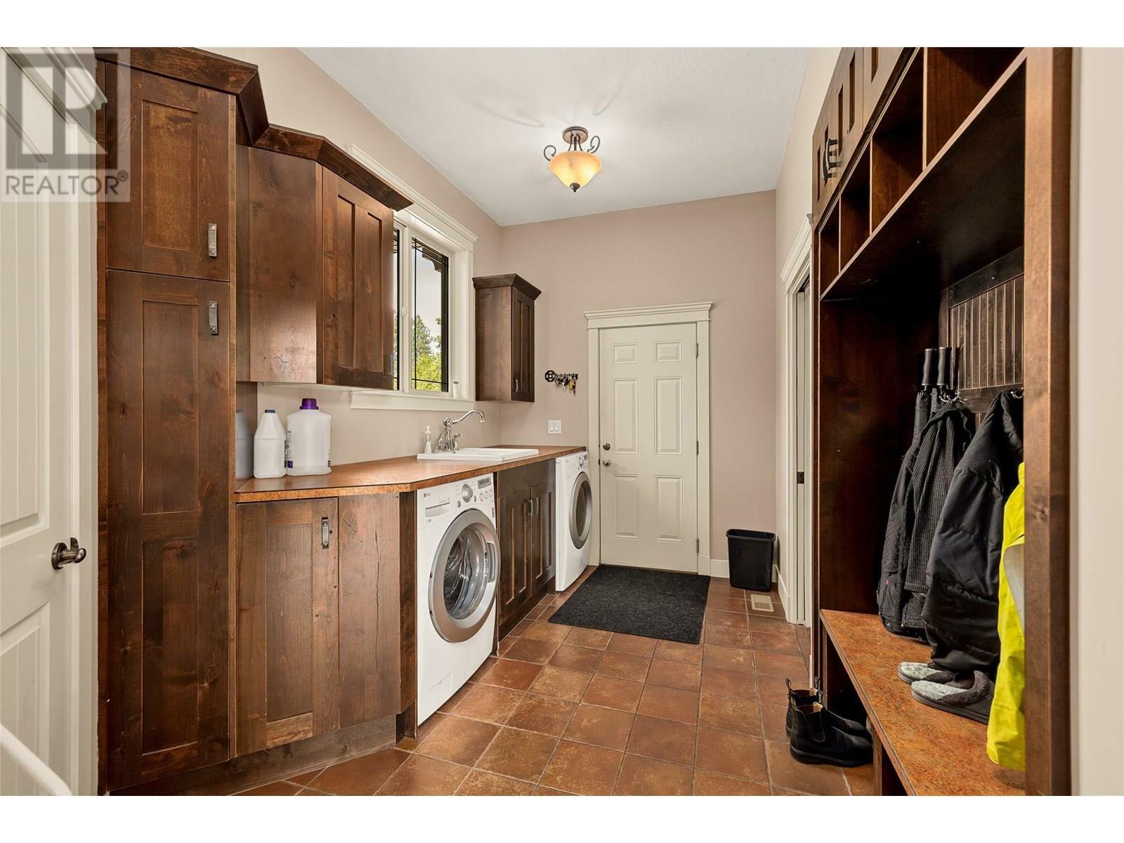 KELOWNA, British Columbia, V1W 4C5, CA, 5 Bedrooms Bedrooms, ,3 BathroomsBathrooms,Residential,For Sale,1883481