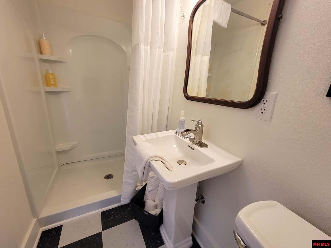 Cotter, Arkansas, 72626, United States, ,2 BathroomsBathrooms,Residential,For Sale,1924105