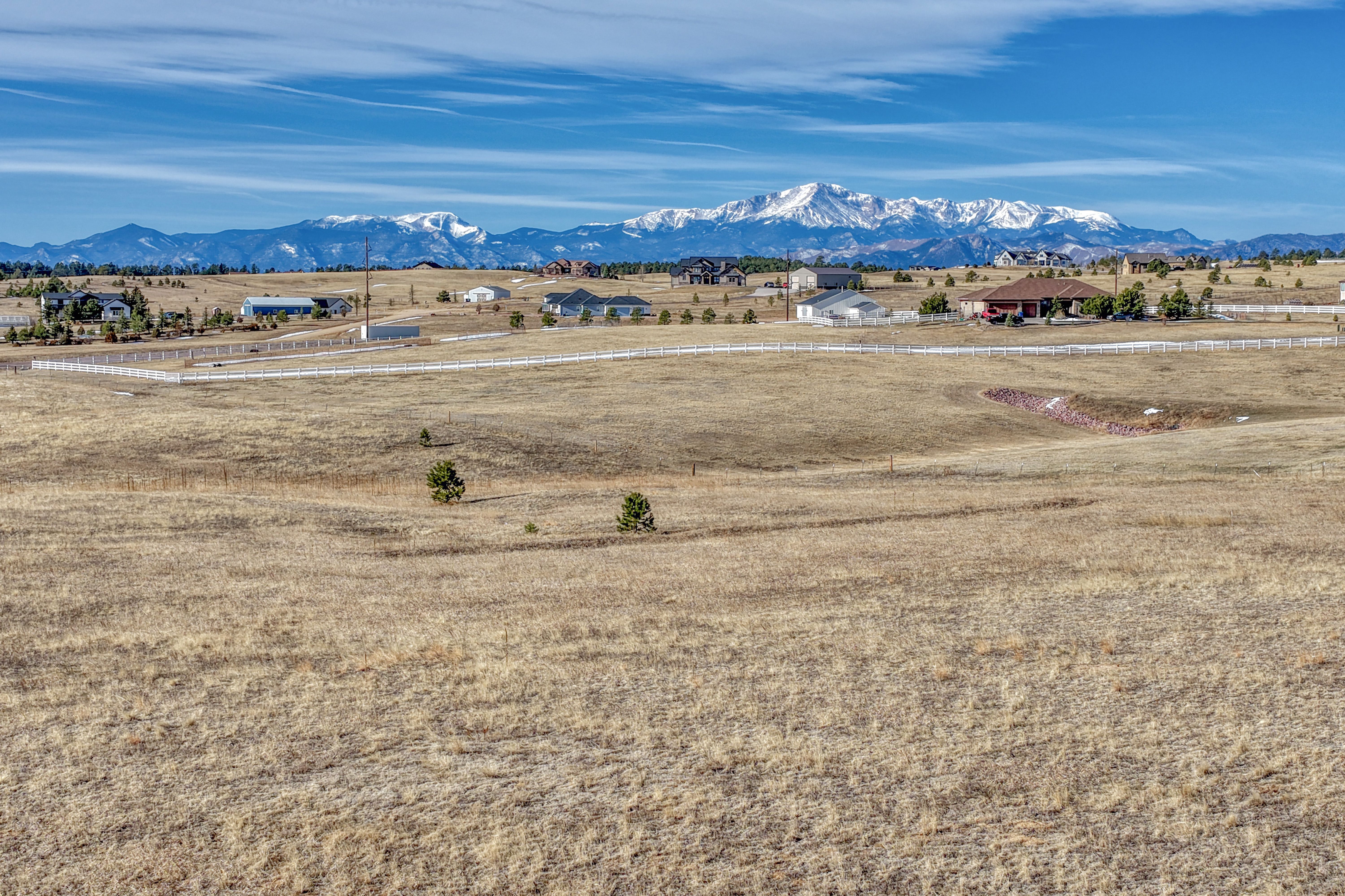  5 acres with mountain views in sought after Black Forest - 物件實景