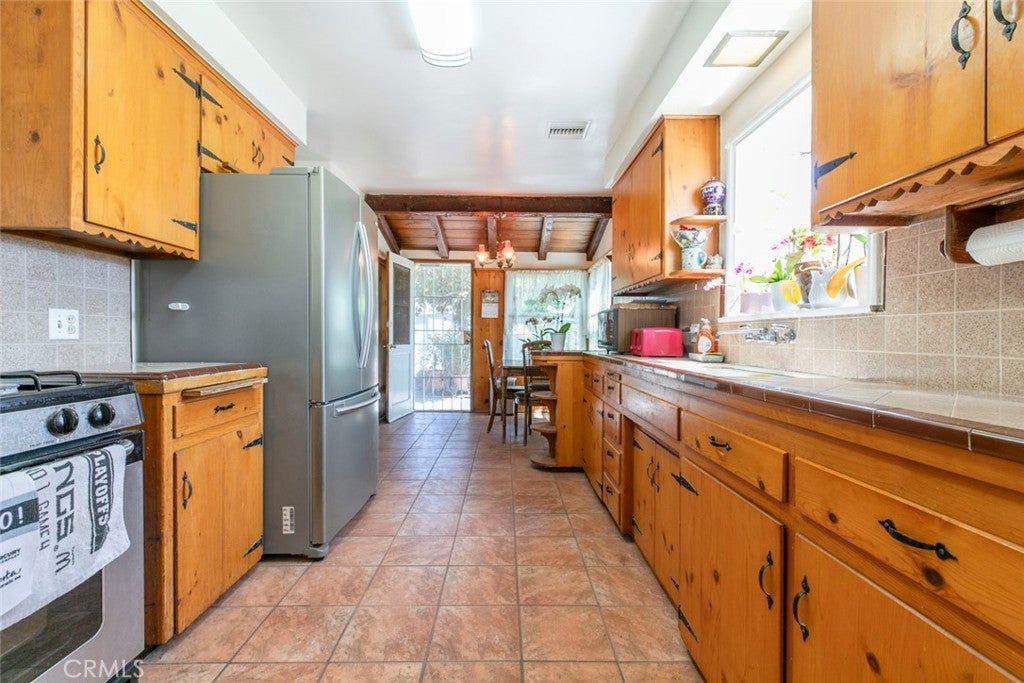 Van Nuys, California, 91405, United States, 2 Bedrooms Bedrooms, ,2 BathroomsBathrooms,Residential,For Sale,1941030