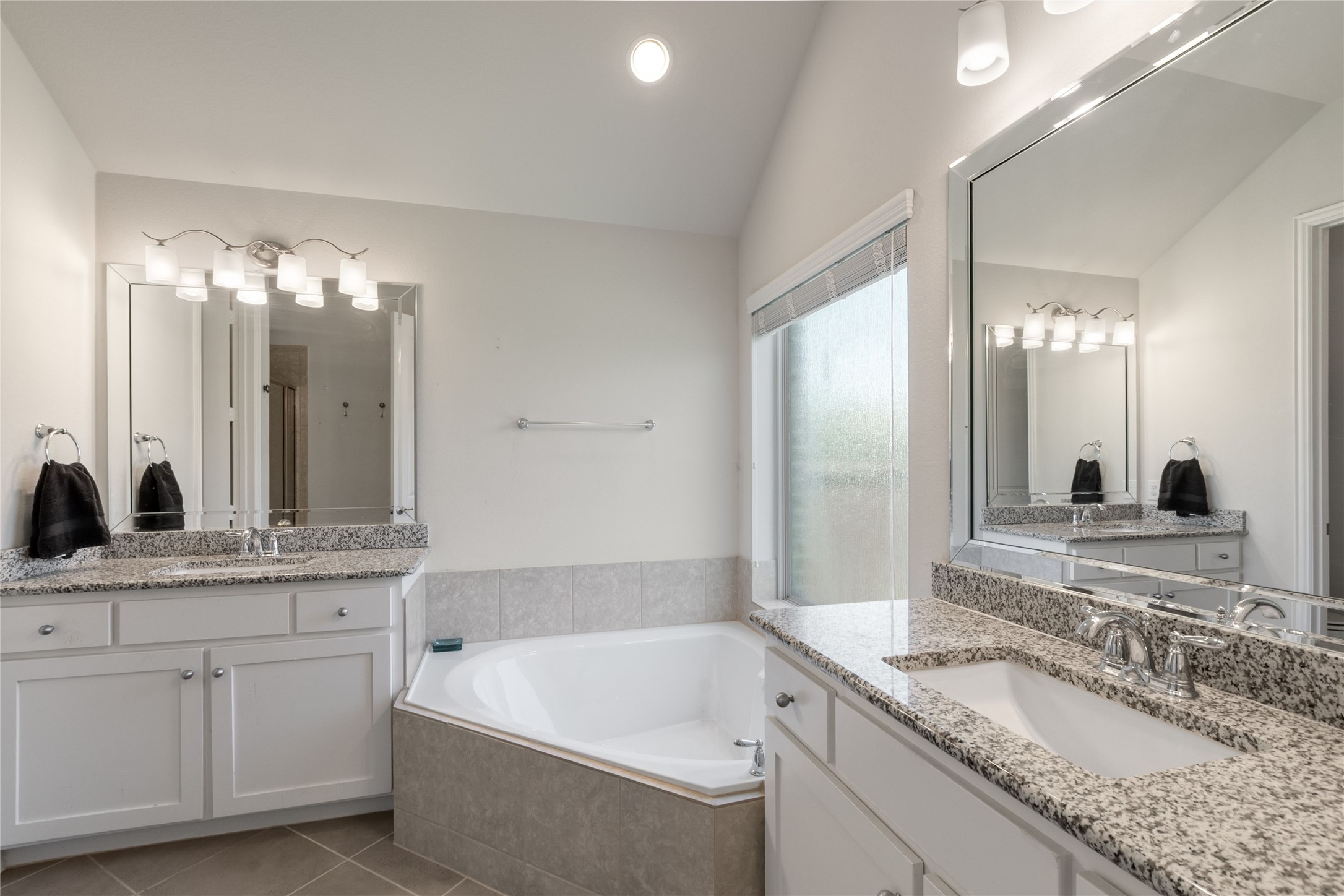 Carrollton, Texas, 75010, United States, 3 Bedrooms Bedrooms, ,2 BathroomsBathrooms,Residential,For Sale,1901690