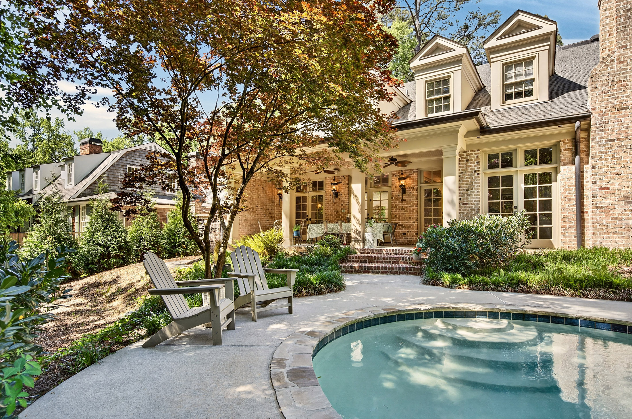  Exceptional Estate with Pool Nestled on 2+/- Private Acres Near Chastain Park - 物件實景