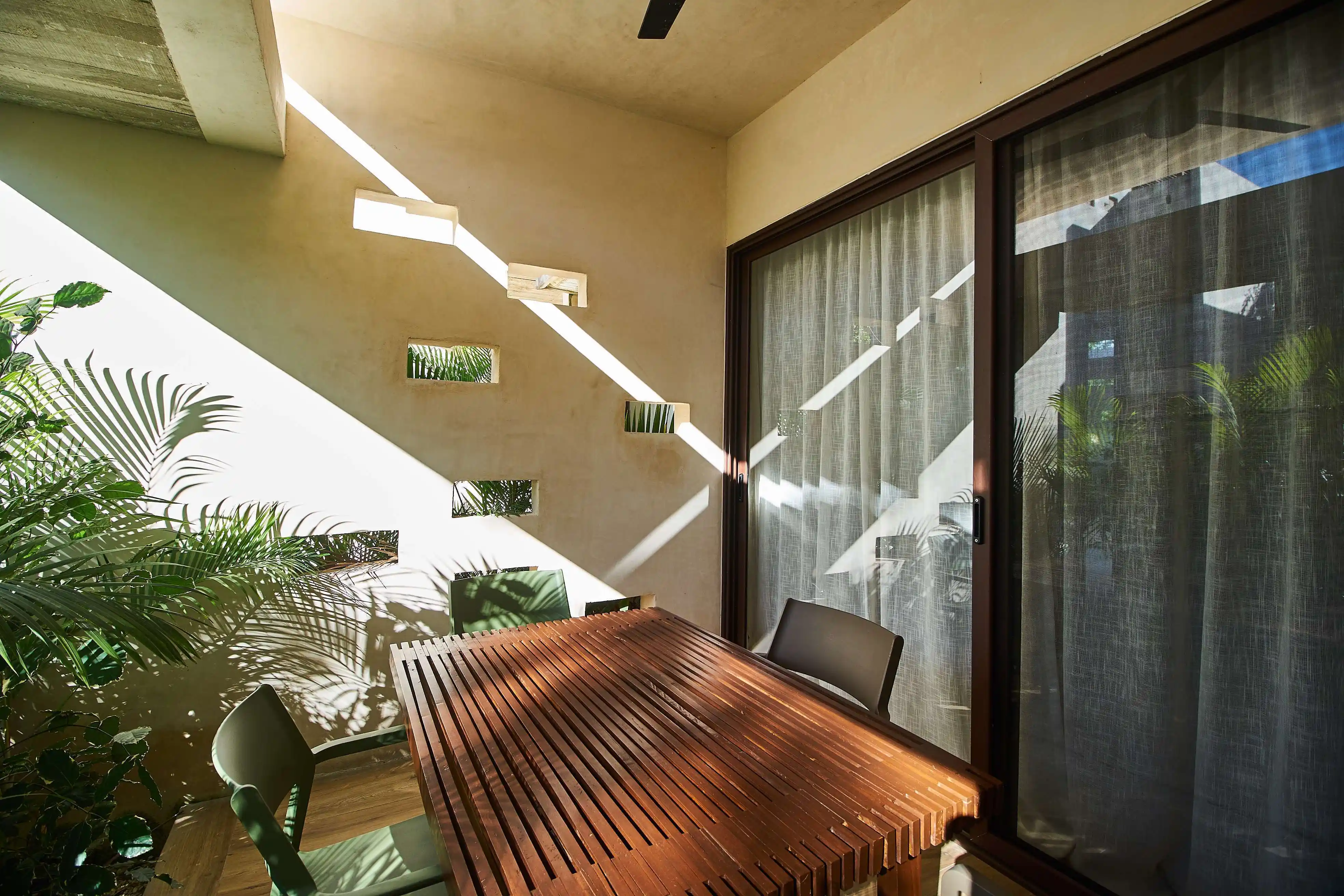  Turnkey Investment: 13-Unit Complex at Market Price - 物件實景