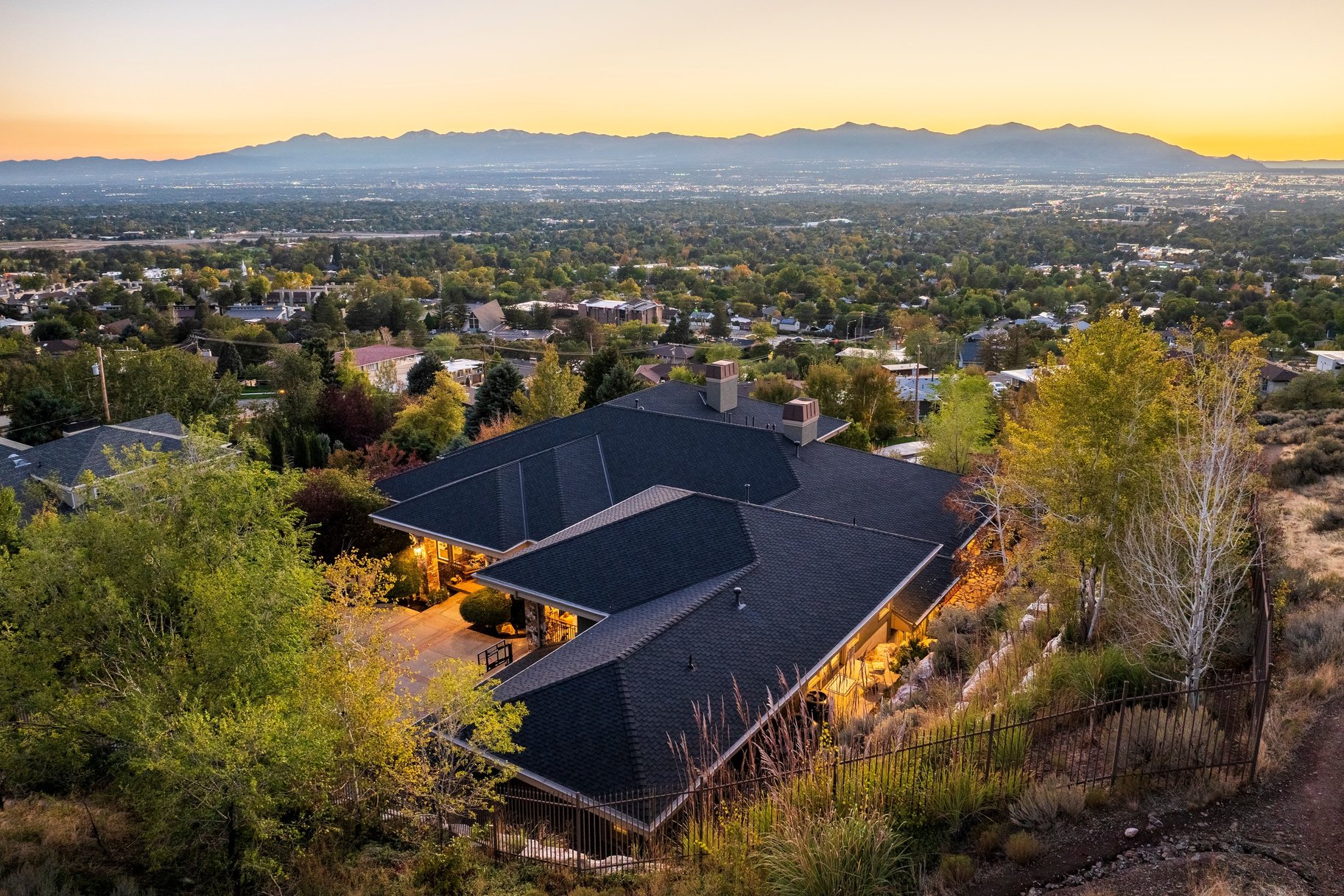  Timeless East Bench Craftsman Estate with Gated Entry, Expansive Light and Views - 物件實景