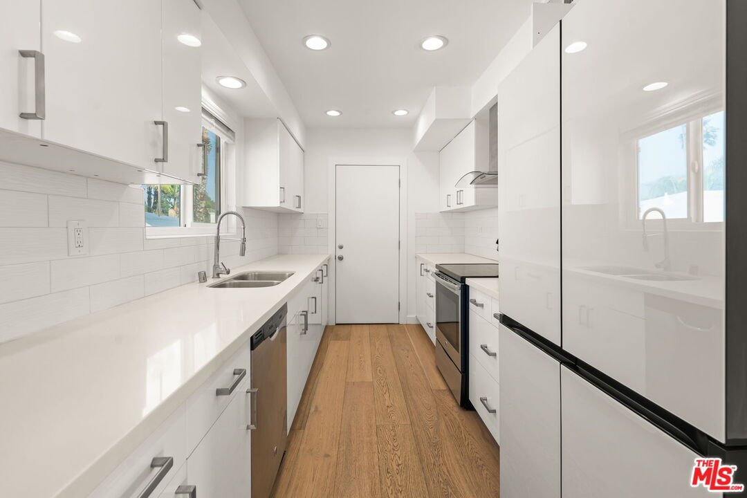 Los Angeles, California, 90046, United States, 3 Bedrooms Bedrooms, ,3 BathroomsBathrooms,Residential,For Sale,1989732