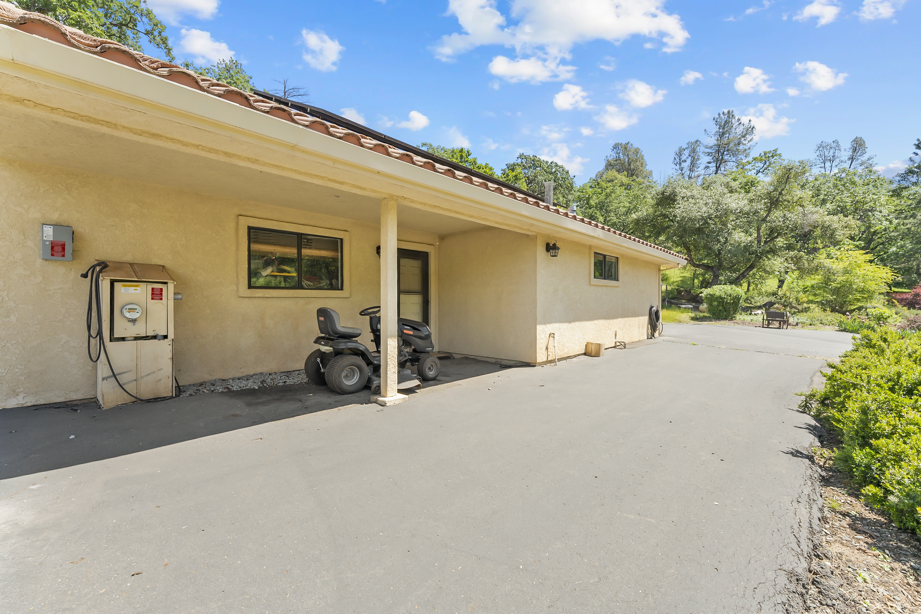  21 Acres - Gated - Renovated - 物件實景