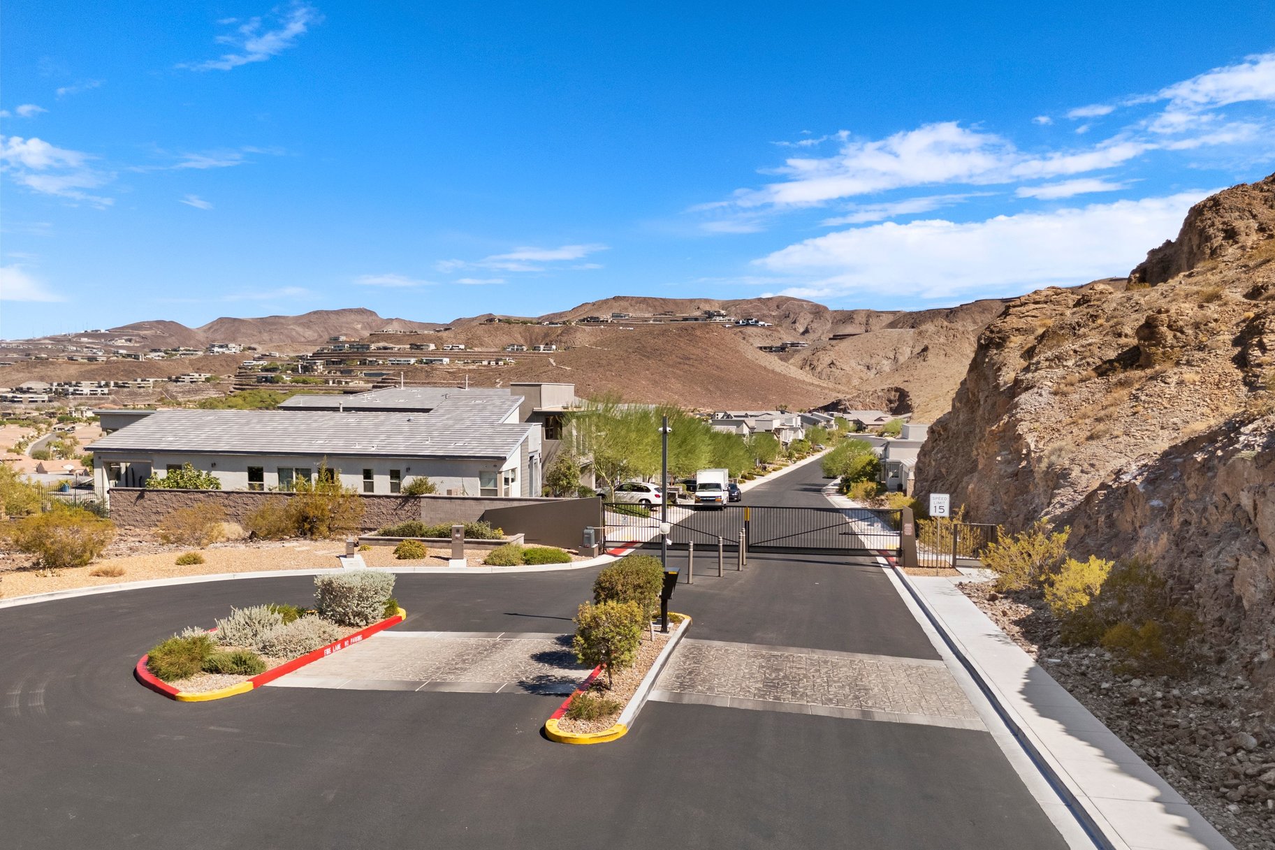  Mountainside Henderson Retreat with Strip Views & Resort-Style Backyard - 物件實景